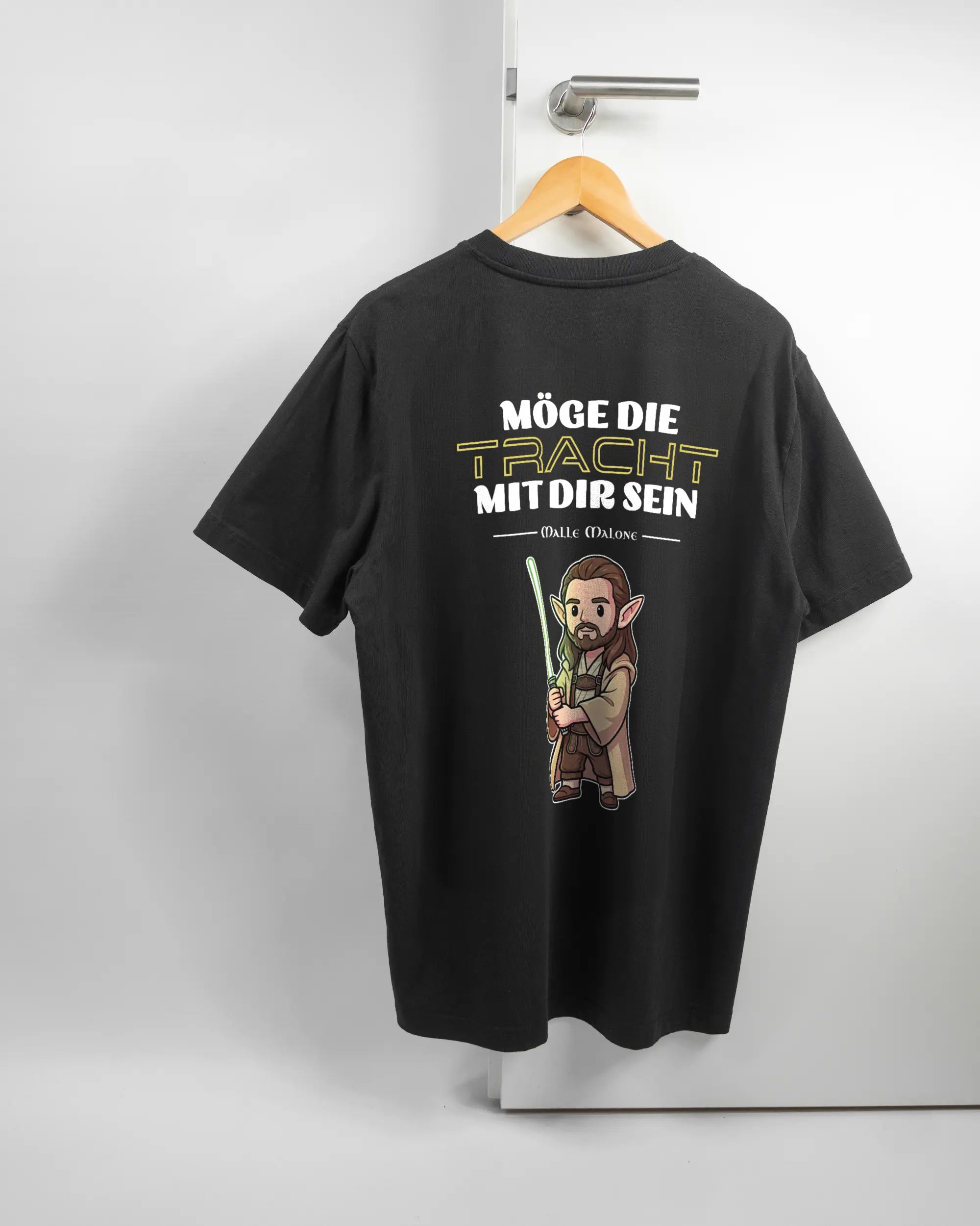 Rückseite des Organic Unisex T-Shirt Relaxed von Maondo mit dem Design Tracht mit dir in der Farbe Black und in der Größe L auf einem Bügel an der Türklinke aufgehängt