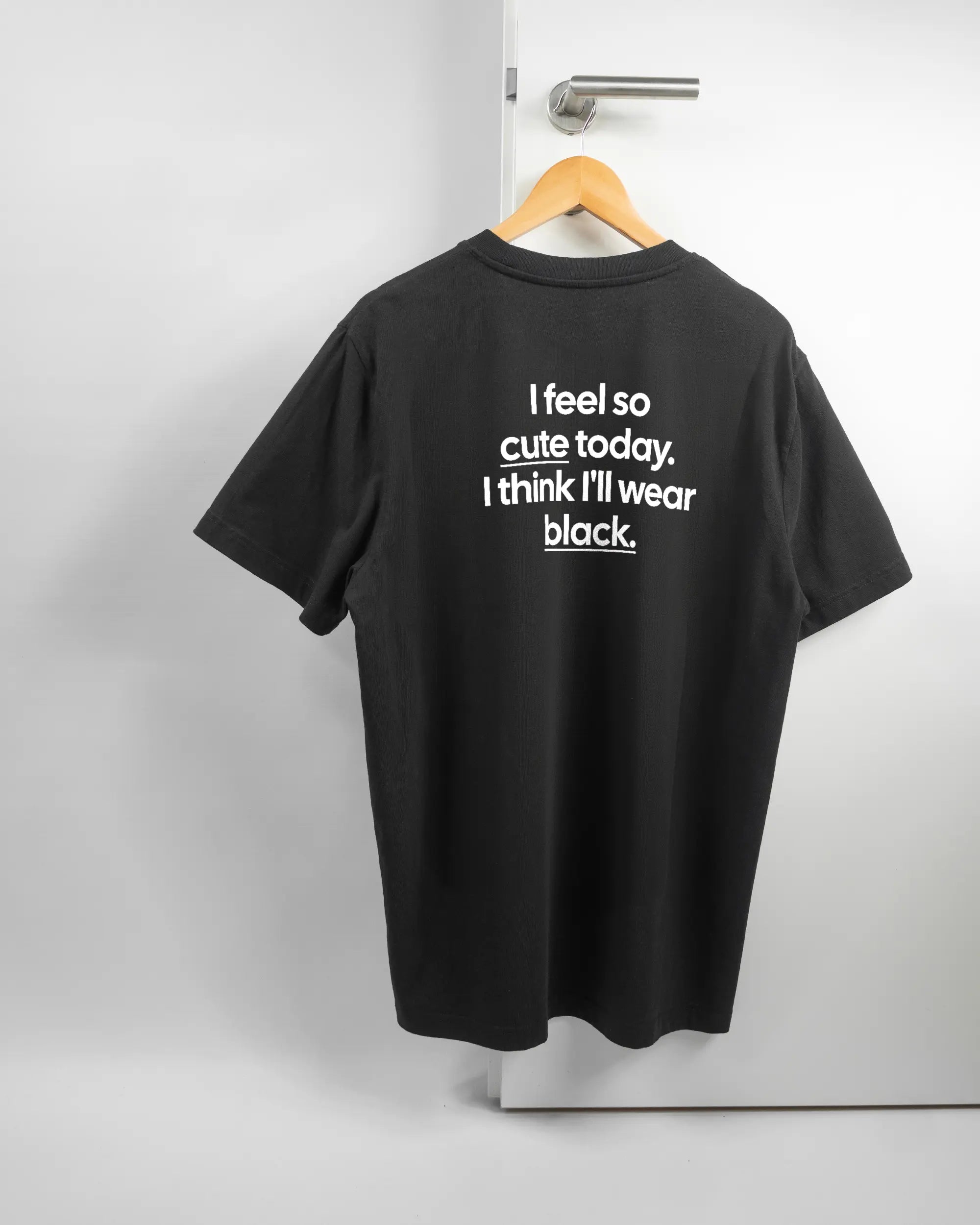 Rückseite des Organic Unisex T-Shirt Relaxed von Maondo mit dem Design Colorful Day in der Farbe Black und in der Größe L auf einem Bügel an der Türklinke aufgehängt