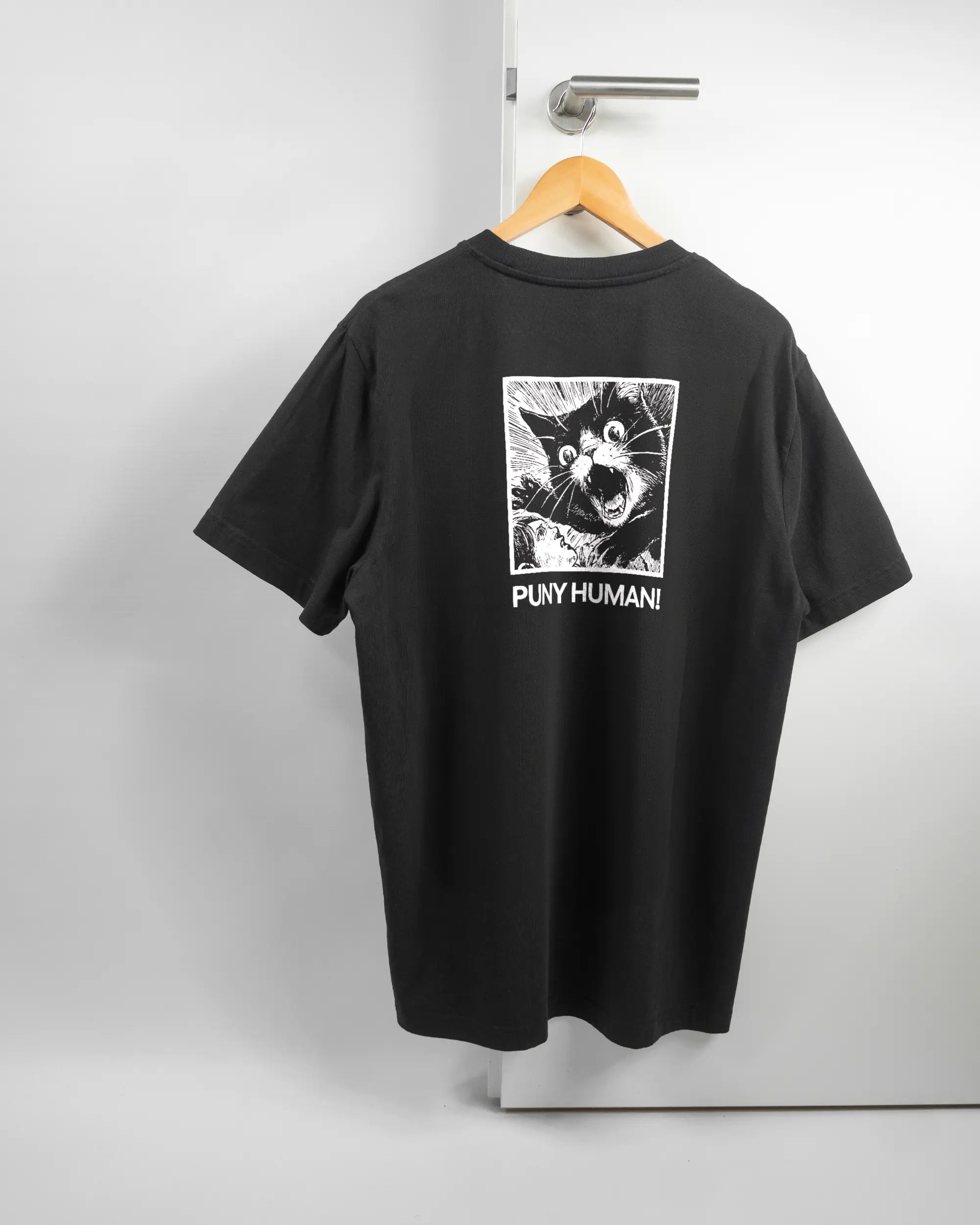 Rückseite des Organic Unisex T-Shirt Relaxed von Maondo mit dem Design Puny Human in der Farbe Black und in der Größe L auf einem Bügel an der Türklinke aufgehängt