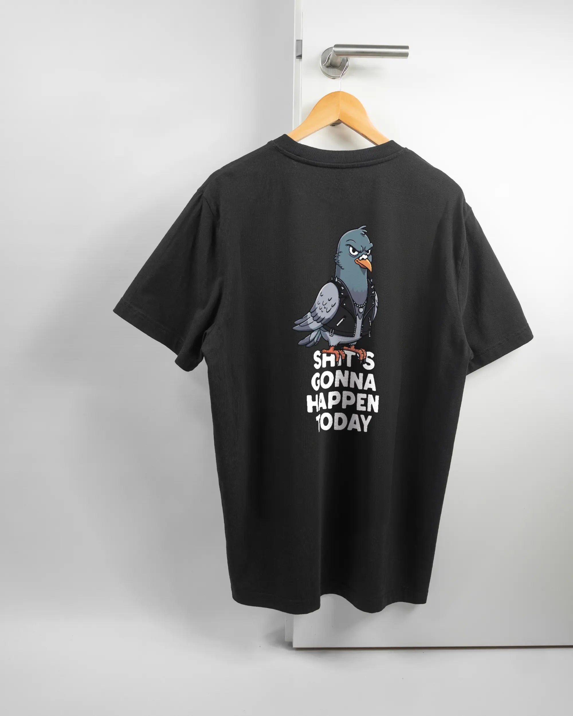 Rückseite des Organic Unisex T-Shirt Relaxed von Maondo mit dem Design Pigeon Pun in der Farbe Black und in der Größe L auf einem Bügel an der Türklinke aufgehängt