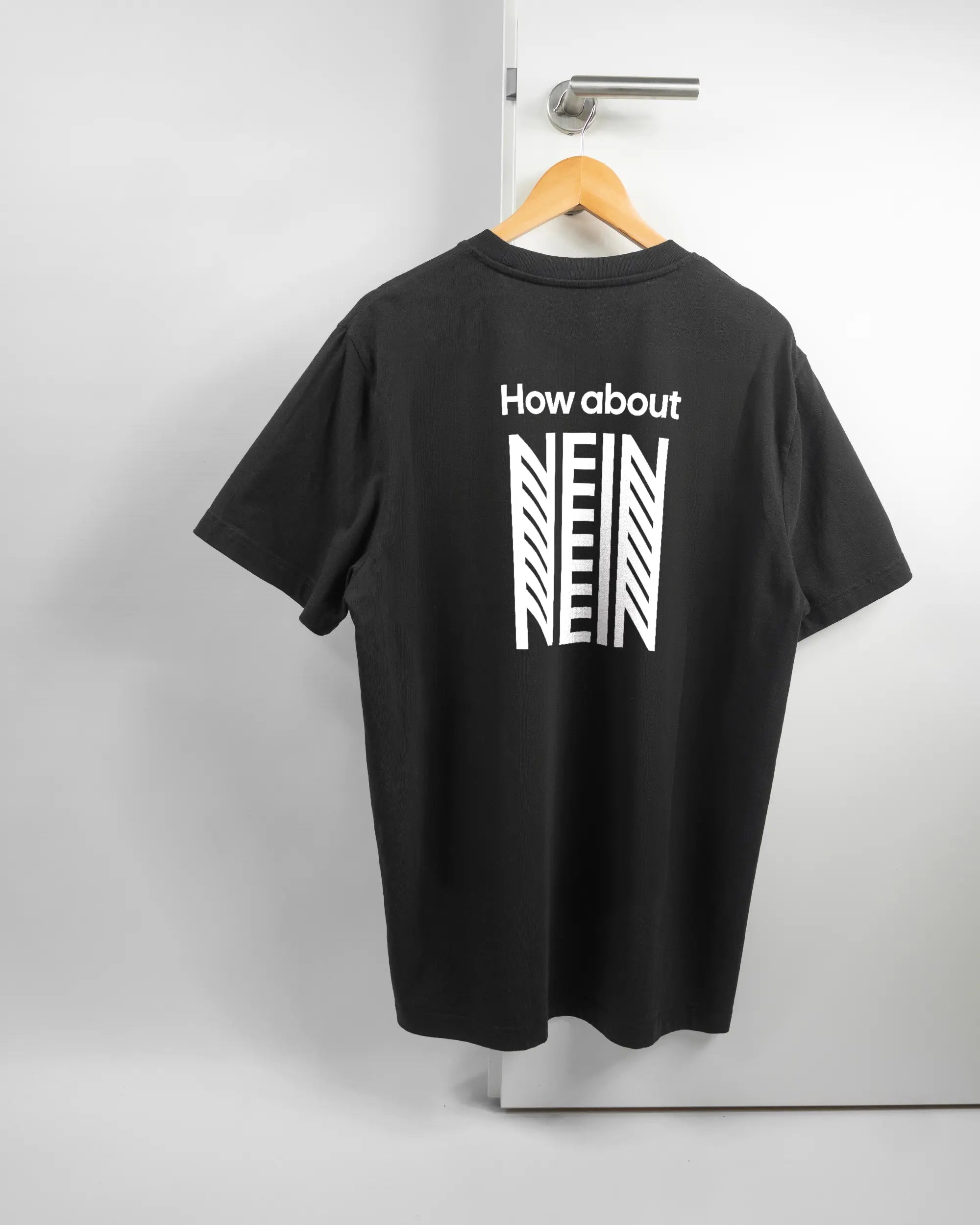 Rückseite des Organic Unisex T-Shirt Relaxed von Maondo mit dem Design How about nein in der Farbe Black und in der Größe L auf einem Bügel an der Türklinke aufgehängt