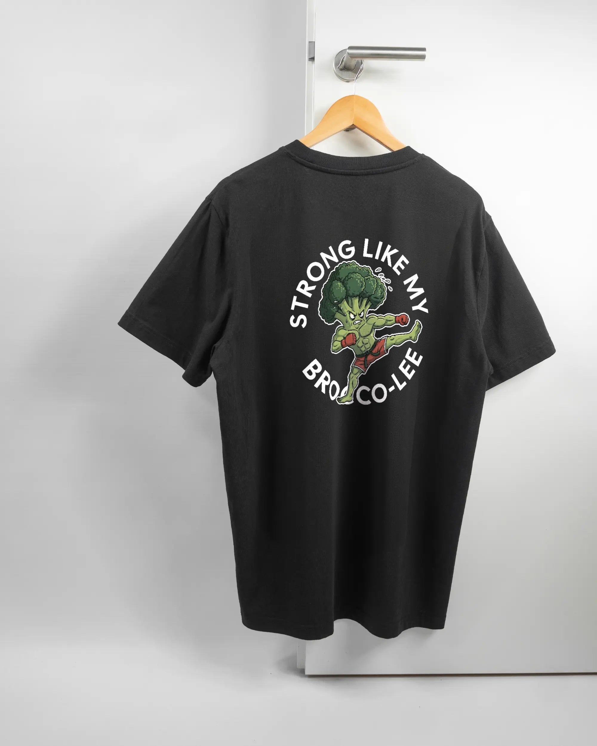 Rückseite des Organic Unisex T-Shirt Relaxed von Maondo mit dem Design Brocco-Lee in der Farbe Black und in der Größe L auf einem Bügel an der Türklinke aufgehängt