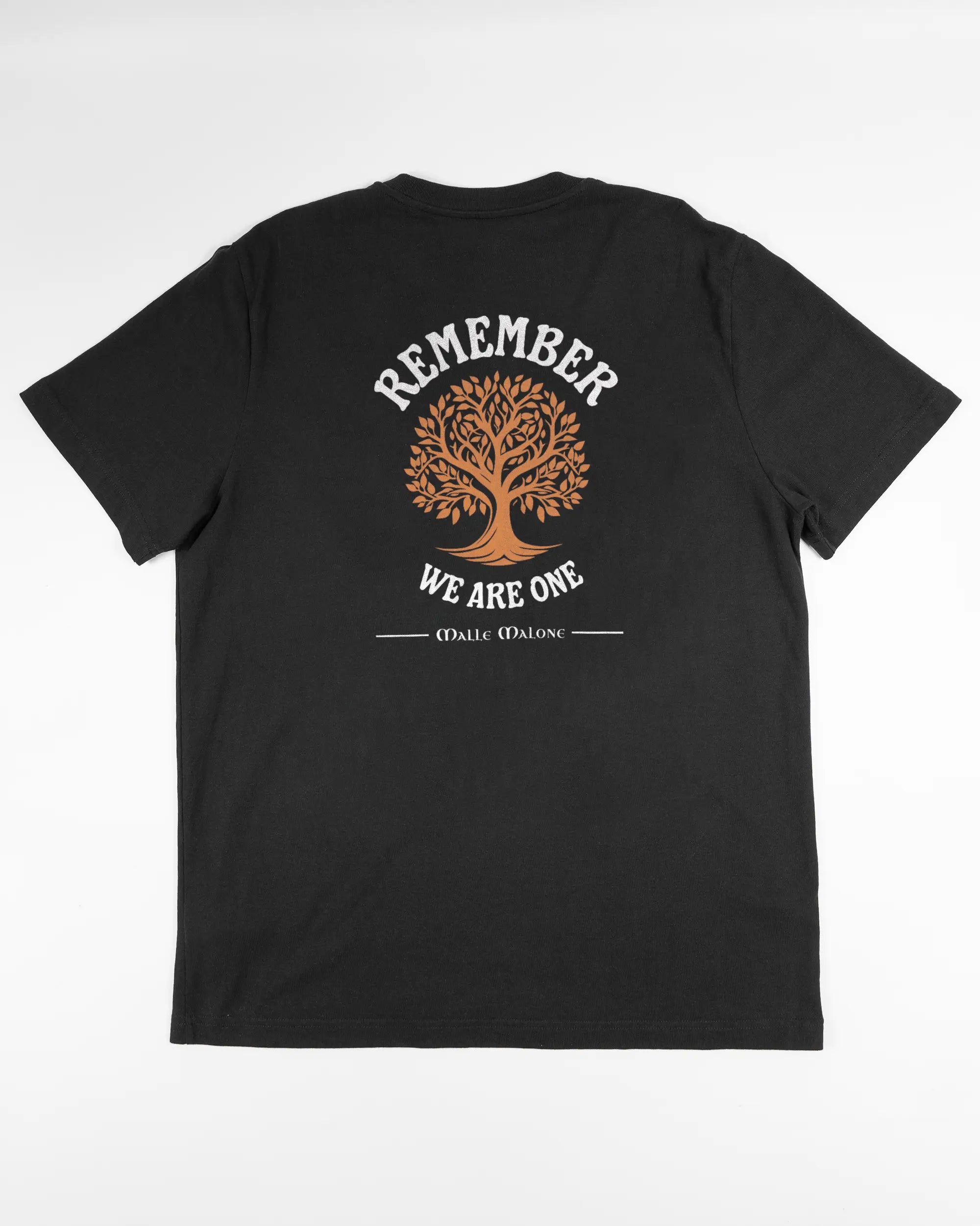 Rückseite des Organic Unisex T-Shirt Relaxed von Maondo mit dem Design We are one in der Farbe Black und in der Größe L flach auf den Boden gelegt