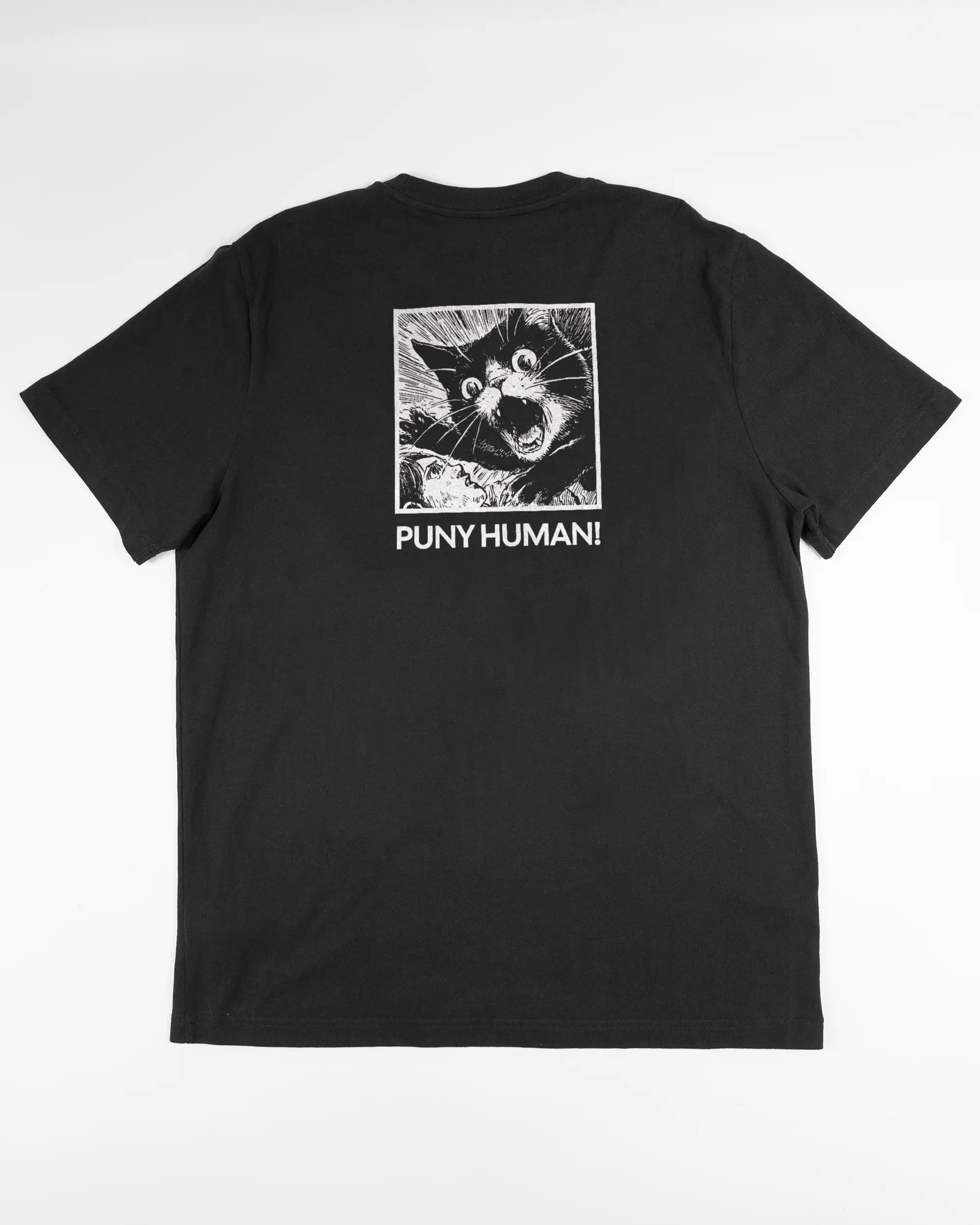 Rückseite des Organic Unisex T-Shirt Relaxed von Maondo mit dem Design Puny Human in der Farbe Black und in der Größe L flach auf den Boden gelegt