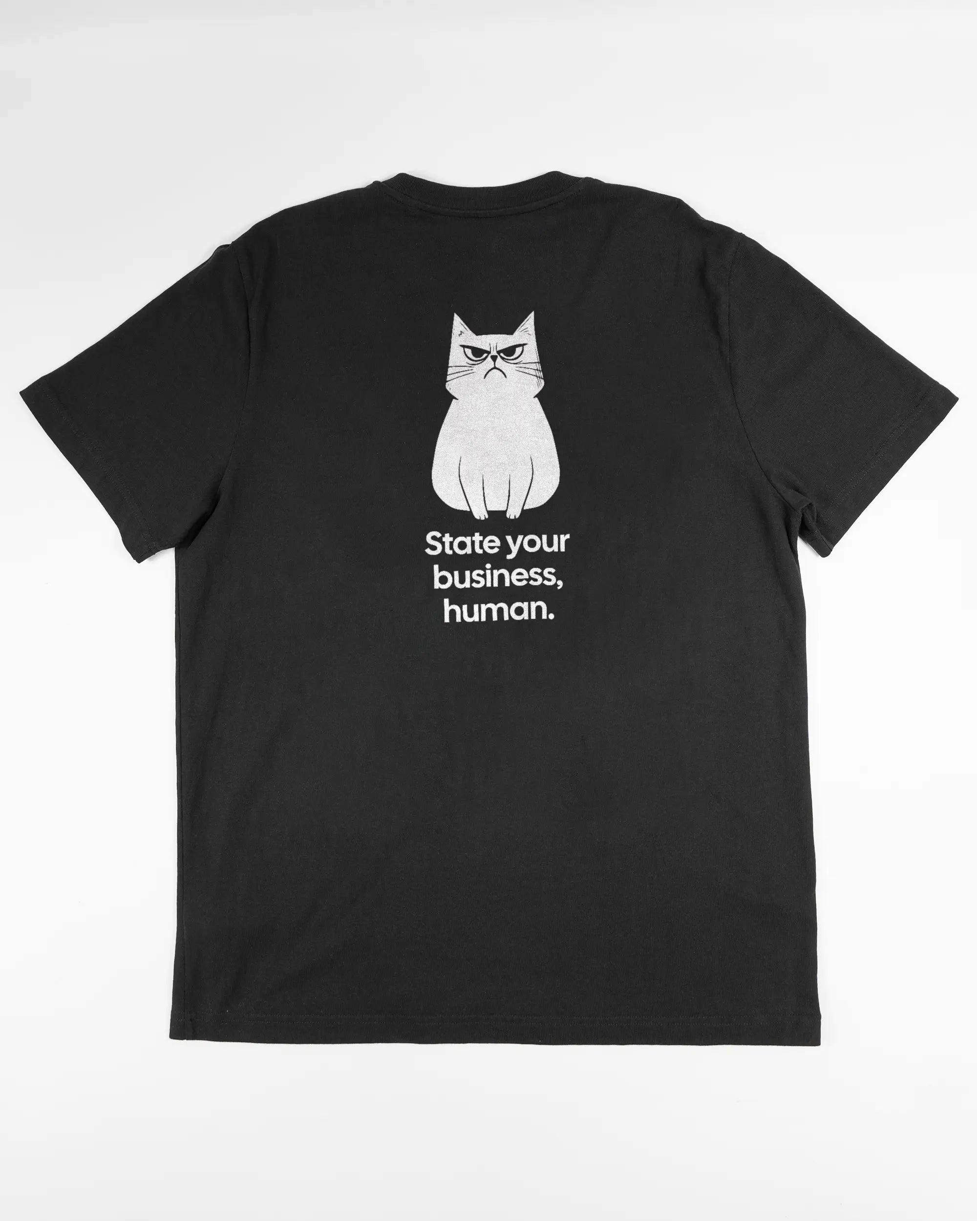 Rückseite des Organic Unisex T-Shirt Relaxed von Maondo mit dem Design Grumpy Purr in der Farbe Black und in der Größe L flach auf den Boden gelegt