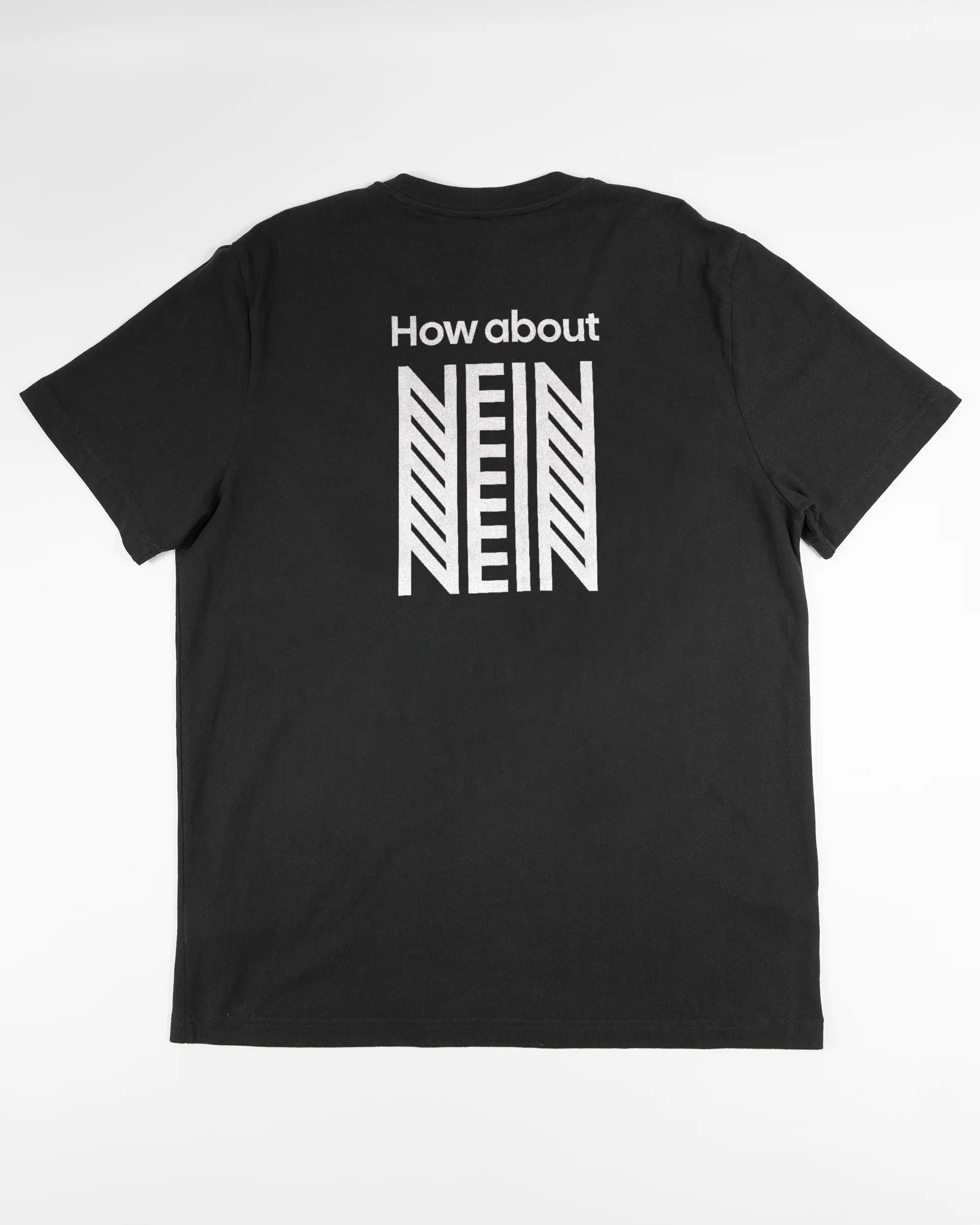 Rückseite des Organic Unisex T-Shirt Relaxed von Maondo mit dem Design How about nein in der Farbe Black und in der Größe L flach auf den Boden gelegt
