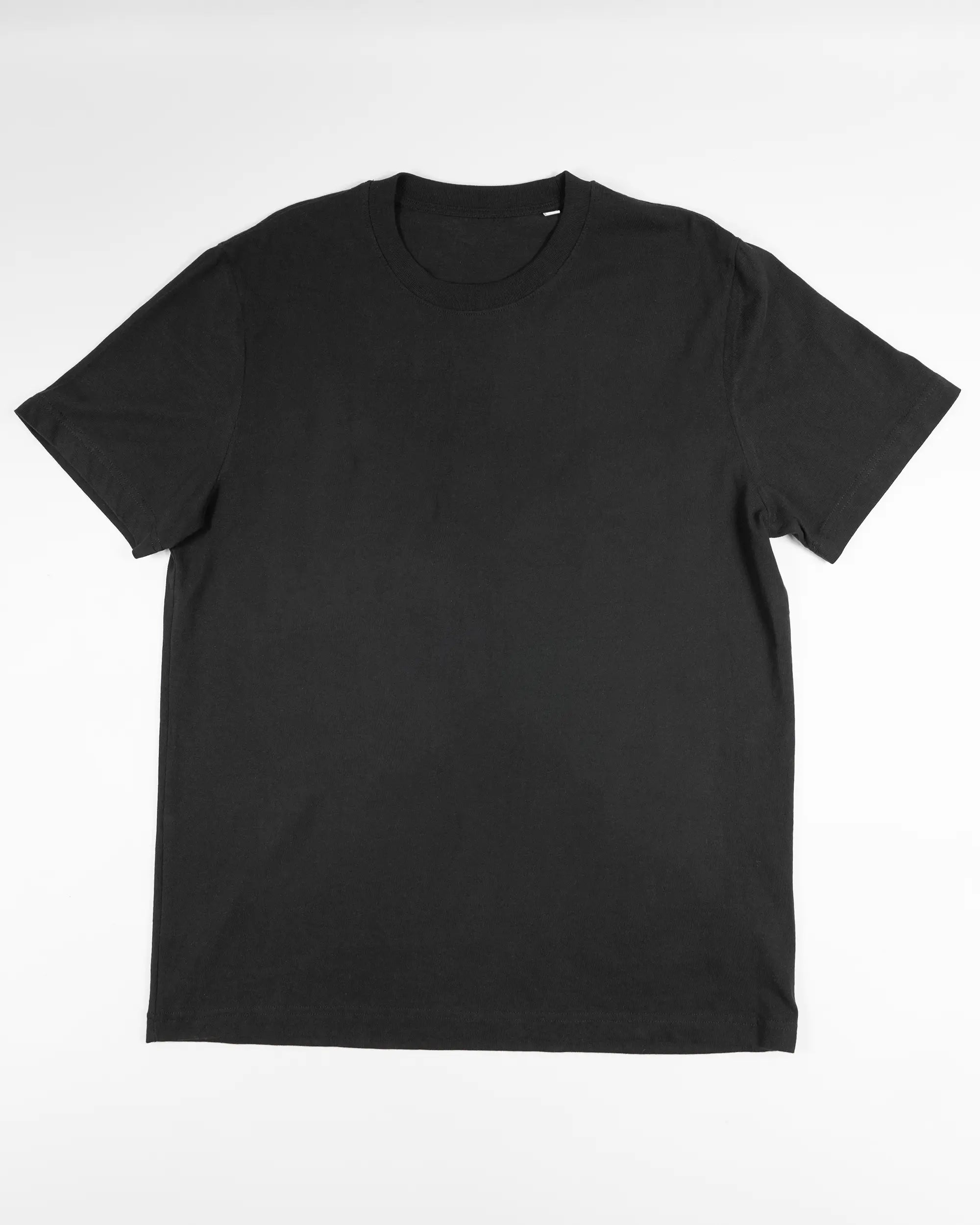 Vorderseite des Organic Unisex T-Shirt Relaxed von Maondo ohne Motiv in der Farbe Black und in der Größe L flach auf den Boden gelegt