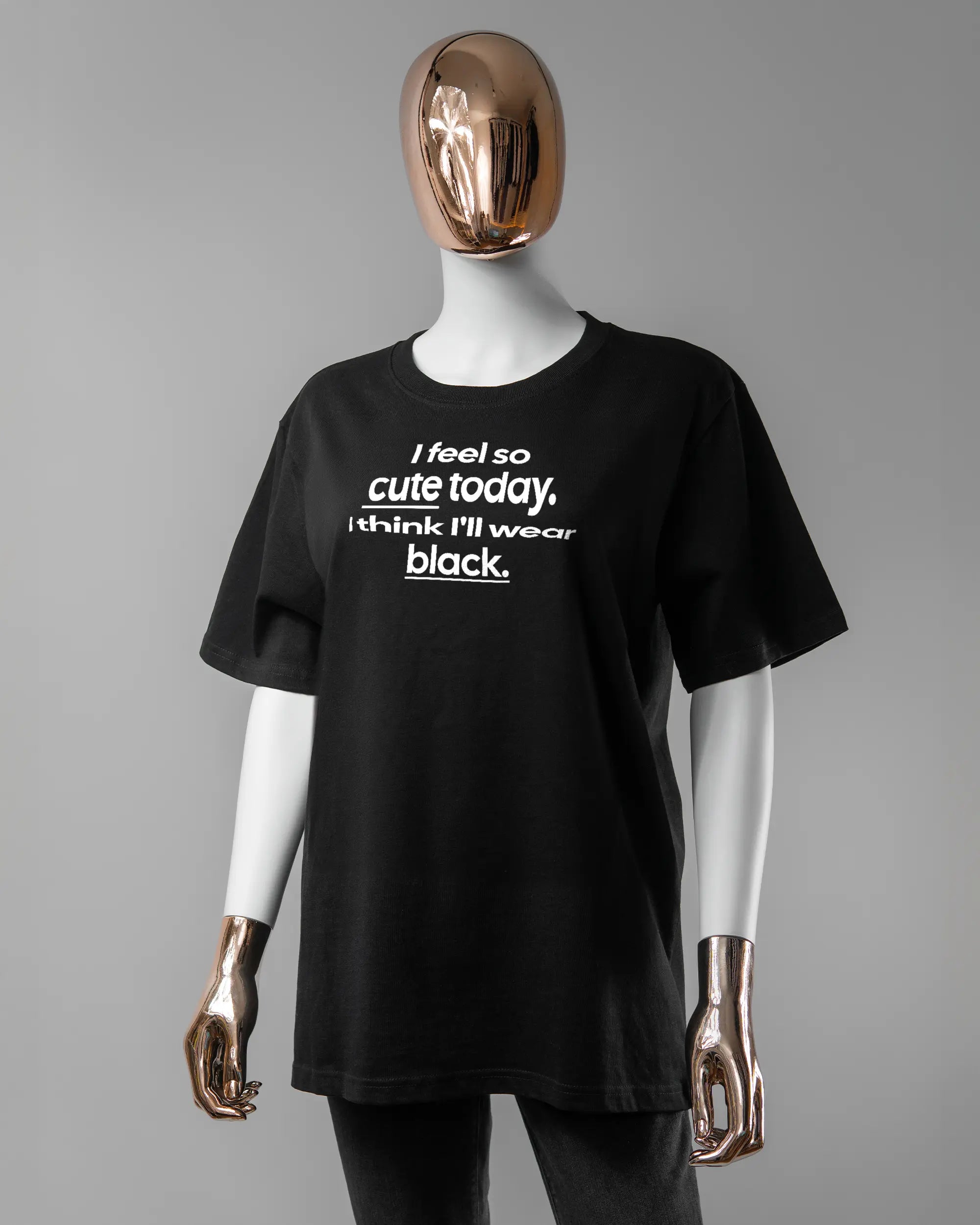 Vorderseite des Organic Unisex T-Shirt Relaxed von Maondo mit dem Design Colorful Day in der Farbe Black und in der Größe S getragen von einer femininen Puppe