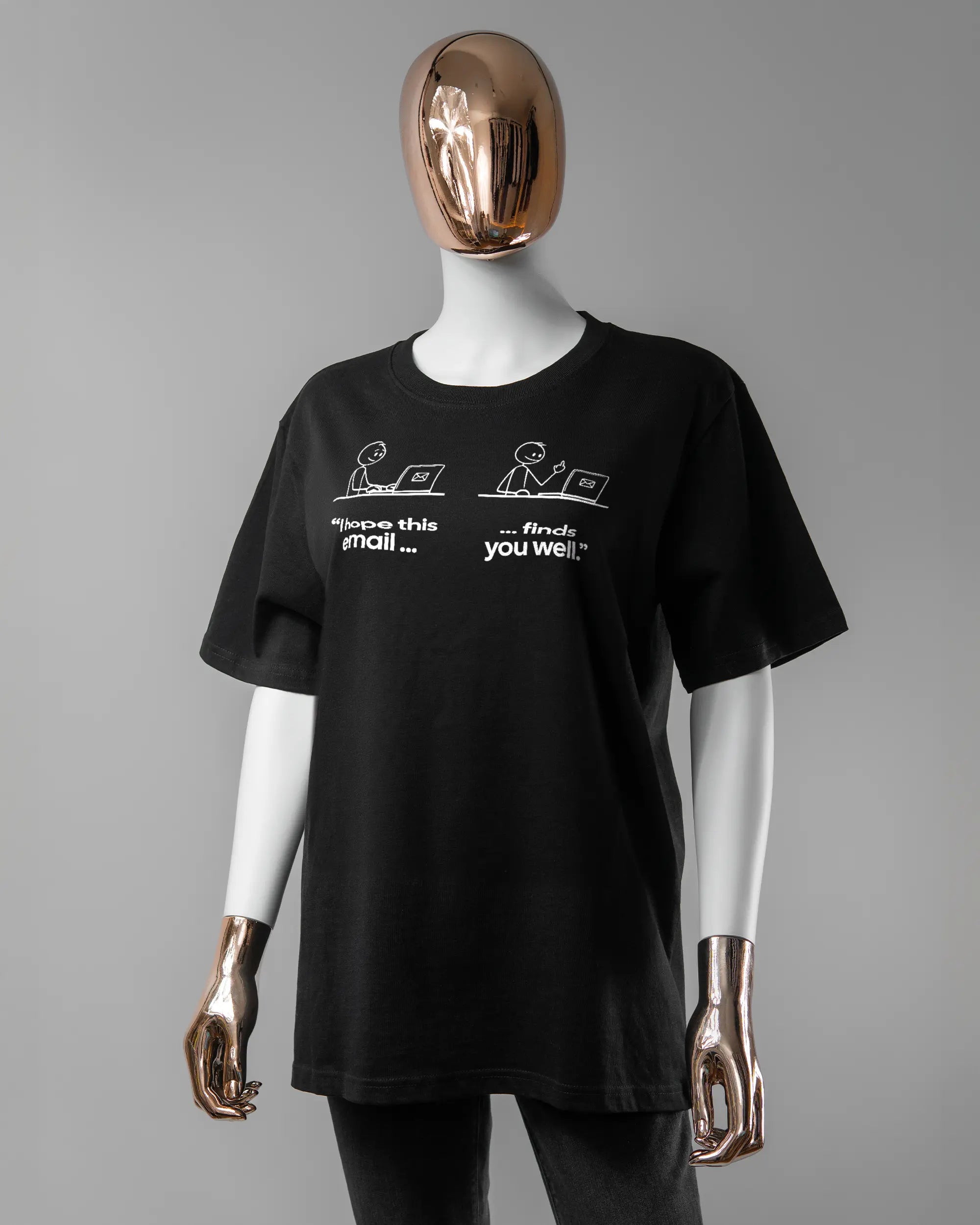 Vorderseite des Organic Unisex T-Shirt Relaxed von Maondo mit dem Design Found me not well in der Farbe Black und in der Größe S getragen von einer femininen Puppe