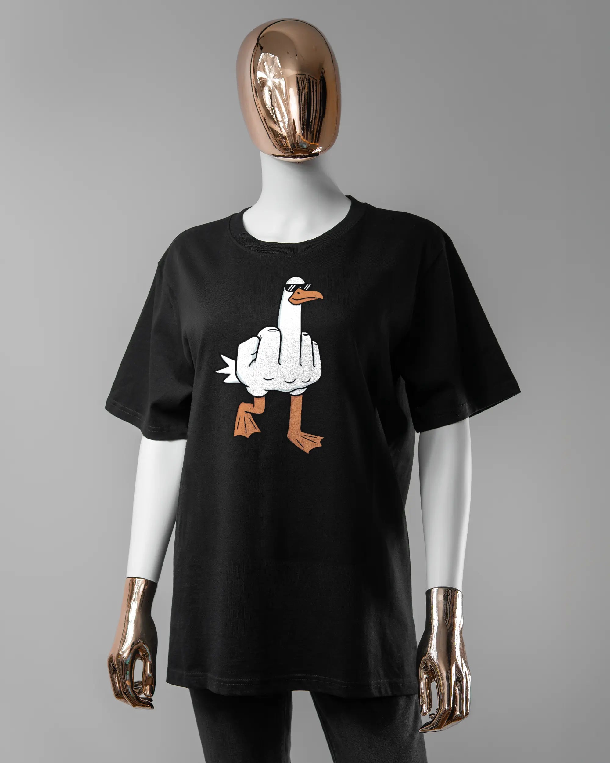 Vorderseite des Organic Unisex T-Shirt Relaxed von Maondo mit dem Design I give a duck in der Farbe Black und in der Größe S getragen von einer femininen Puppe