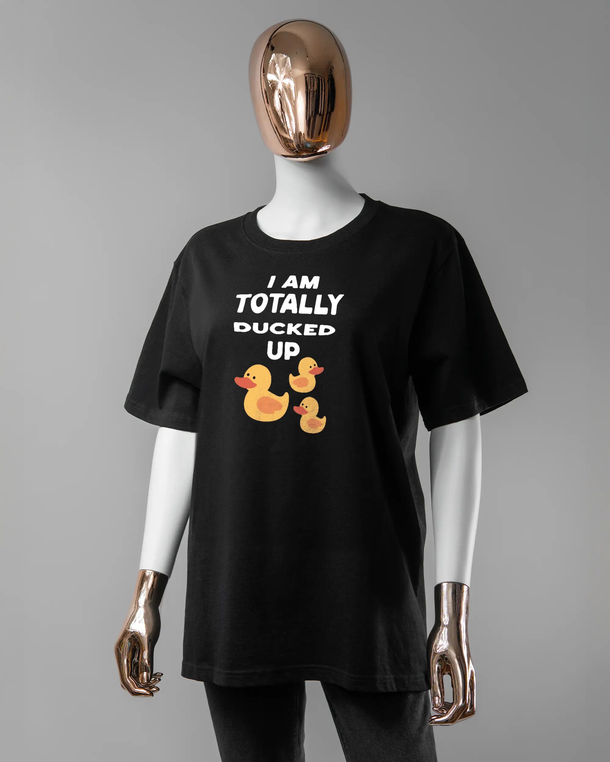 Vorderseite des Organic Unisex T-Shirt Relaxed von Maondo mit dem Design Ducked Up in der Farbe Black und in der Größe S getragen von einer femininen Puppe