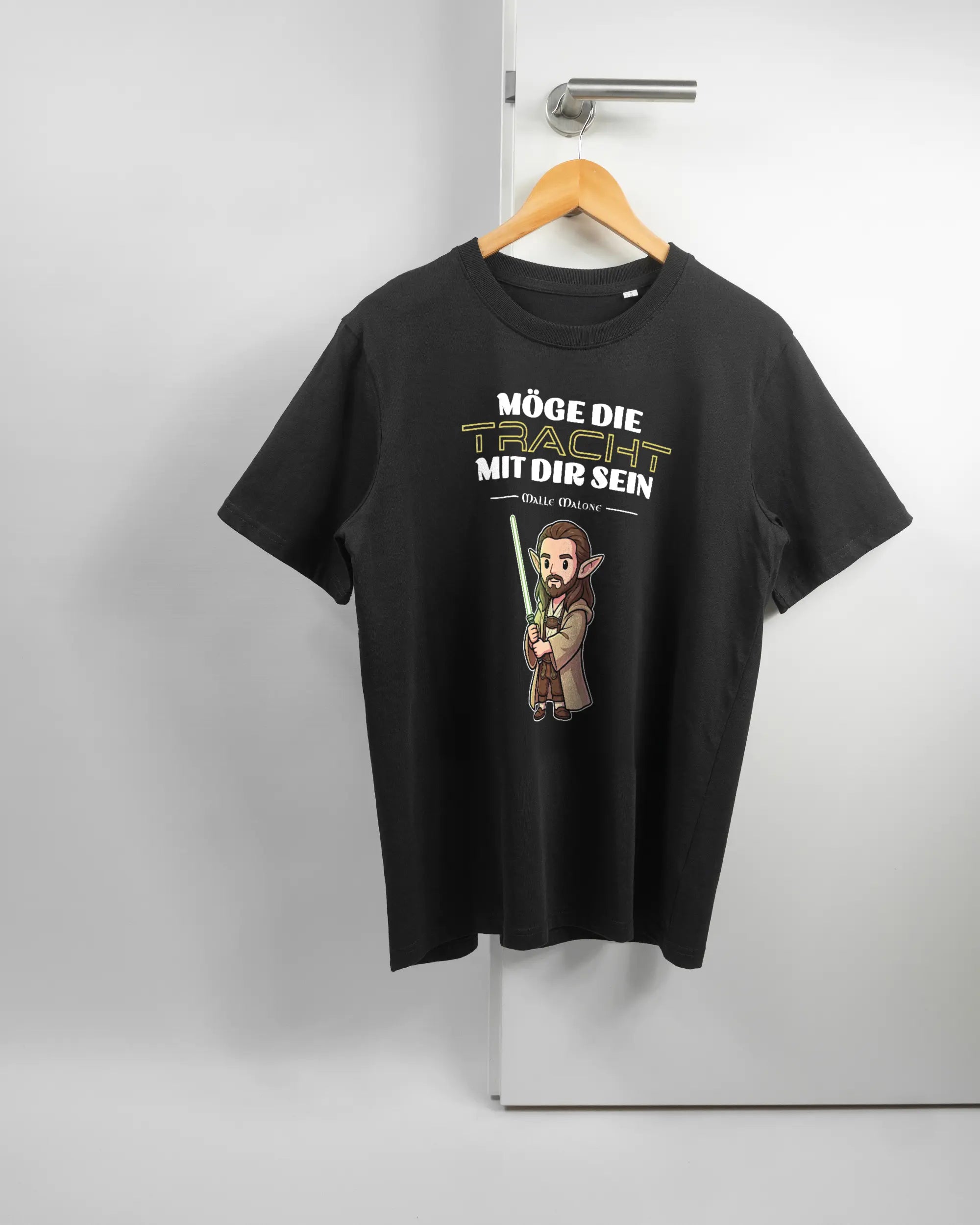 Vorderseite des Organic Unisex T-Shirt Relaxed von Maondo mit dem Design Tracht mit dir in der Farbe Black und in der Größe S auf einem Bügel an der Türklinke aufgehängt