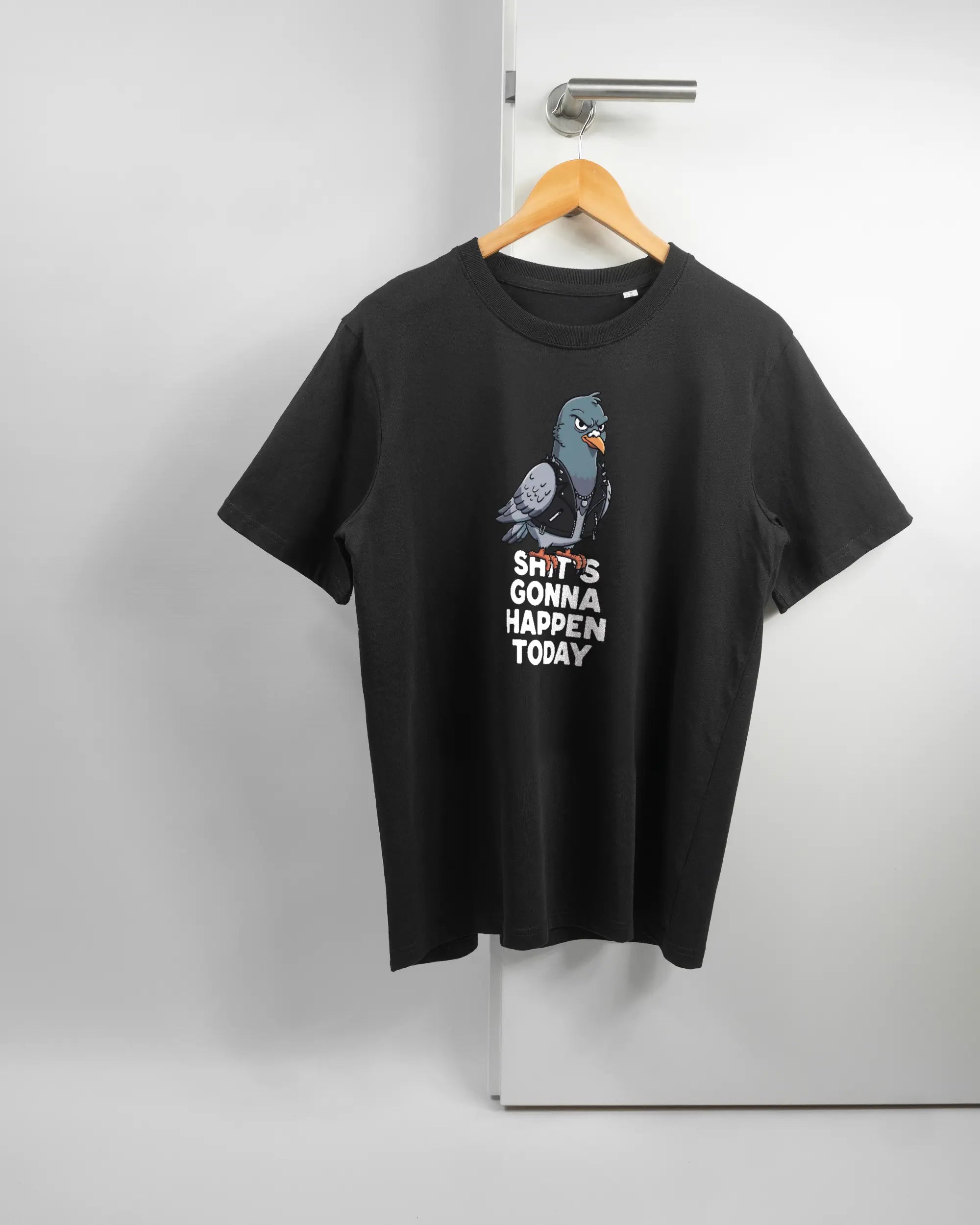 Vorderseite des Organic Unisex T-Shirt Relaxed von Maondo mit dem Design Pigeon Pun in der Farbe Black und in der Größe S auf einem Bügel an der Türklinke aufgehängt