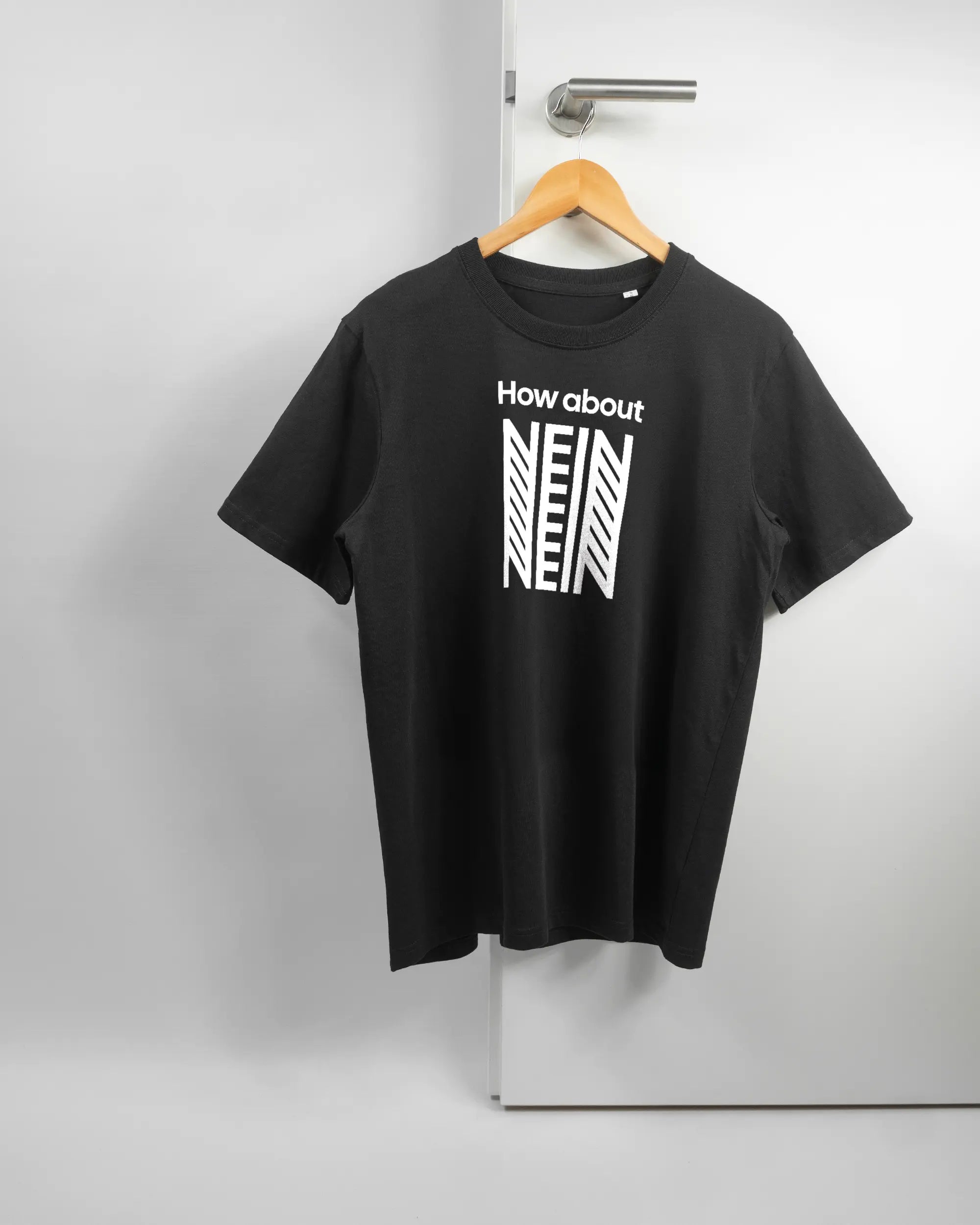 Vorderseite des Organic Unisex T-Shirt Relaxed von Maondo mit dem Design How about nein in der Farbe Black und in der Größe S auf einem Bügel an der Türklinke aufgehängt