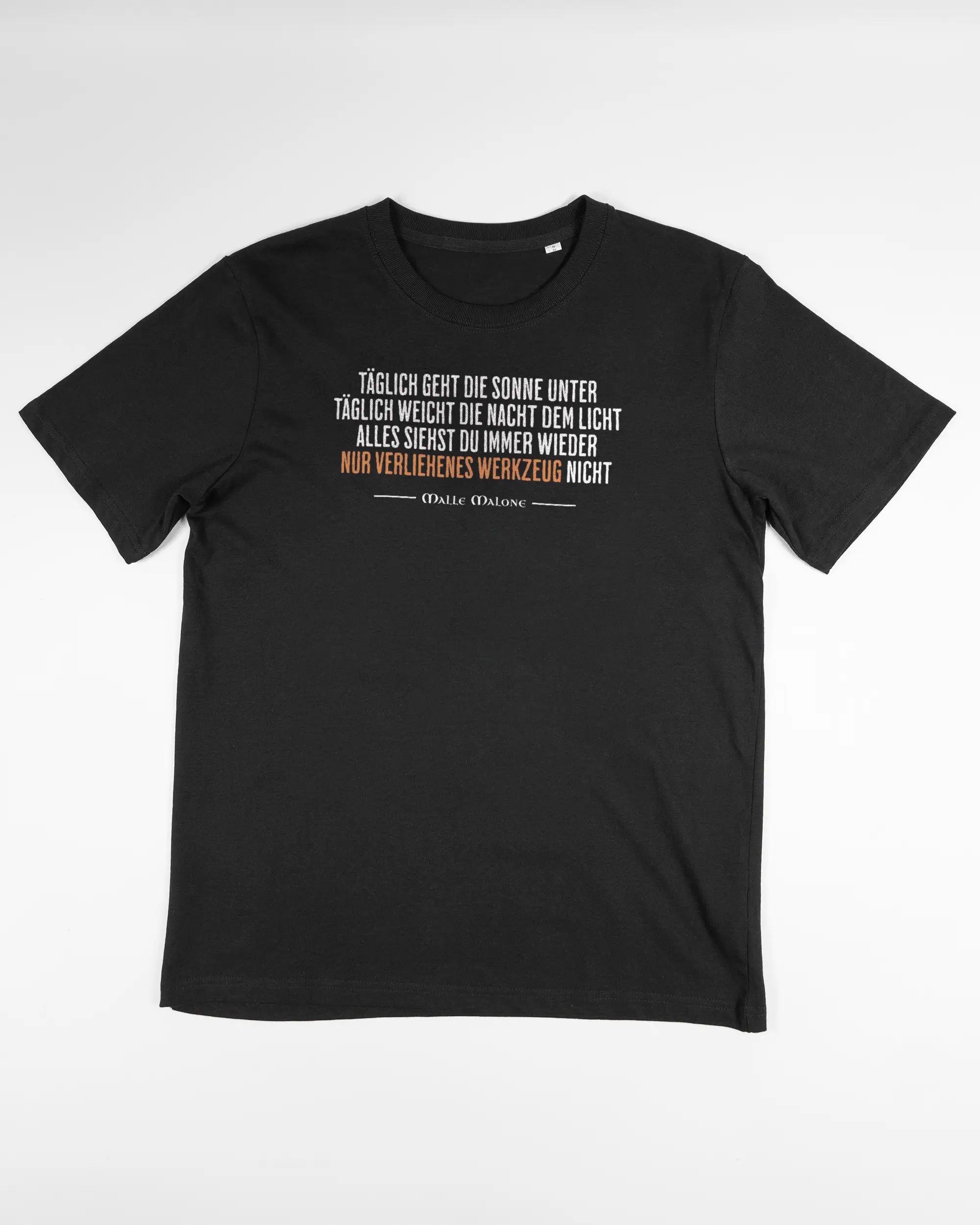 Vorderseite des Organic Unisex T-Shirt Relaxed von Maondo mit dem Design Wegzeug in der Farbe Black und in der Größe S flach auf den Boden gelegt