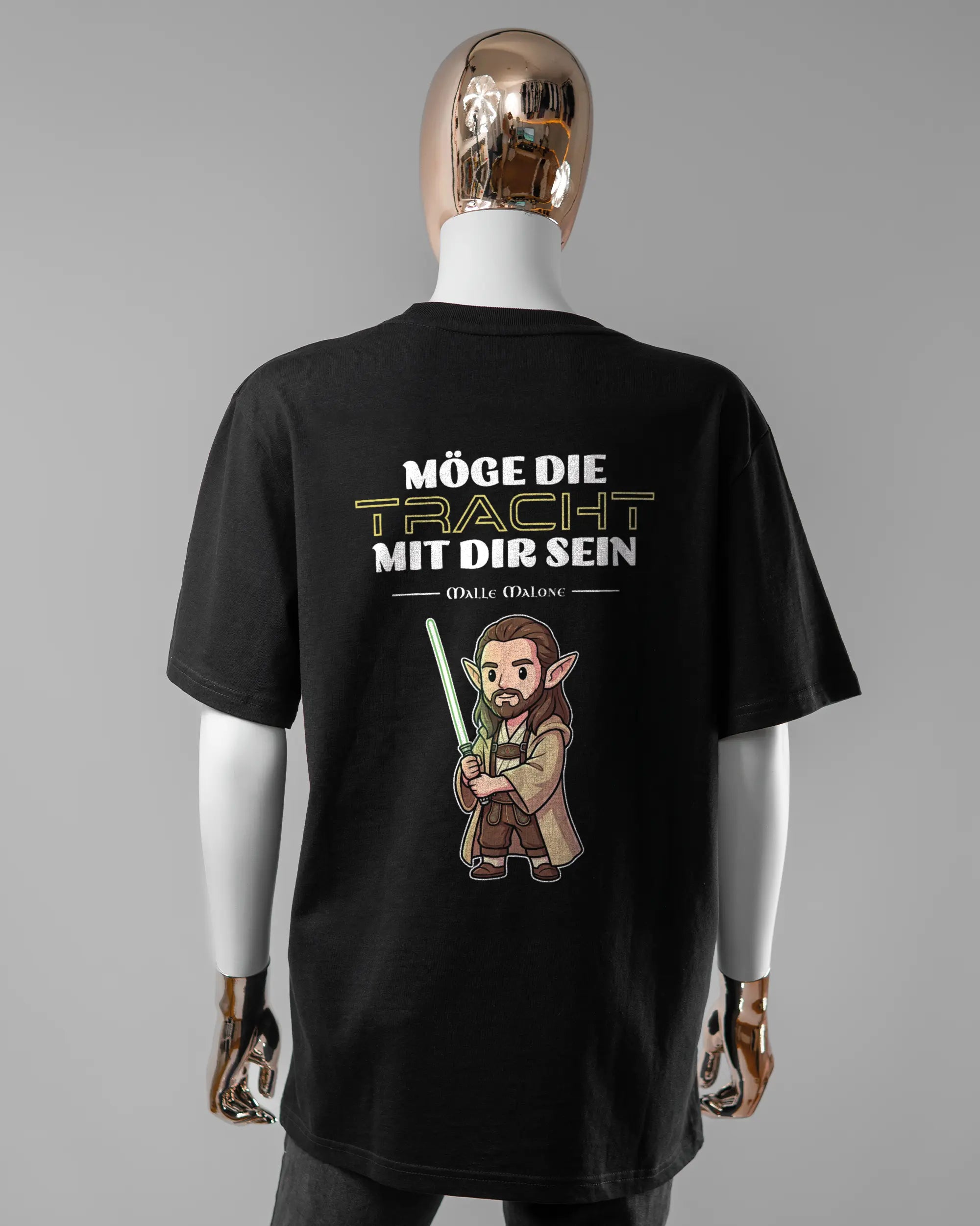 Rückseite des Organic Unisex T-Shirt Relaxed von Maondo mit dem Design Tracht mit dir in der Farbe Black und in der Größe S getragen von einer femininen Puppe