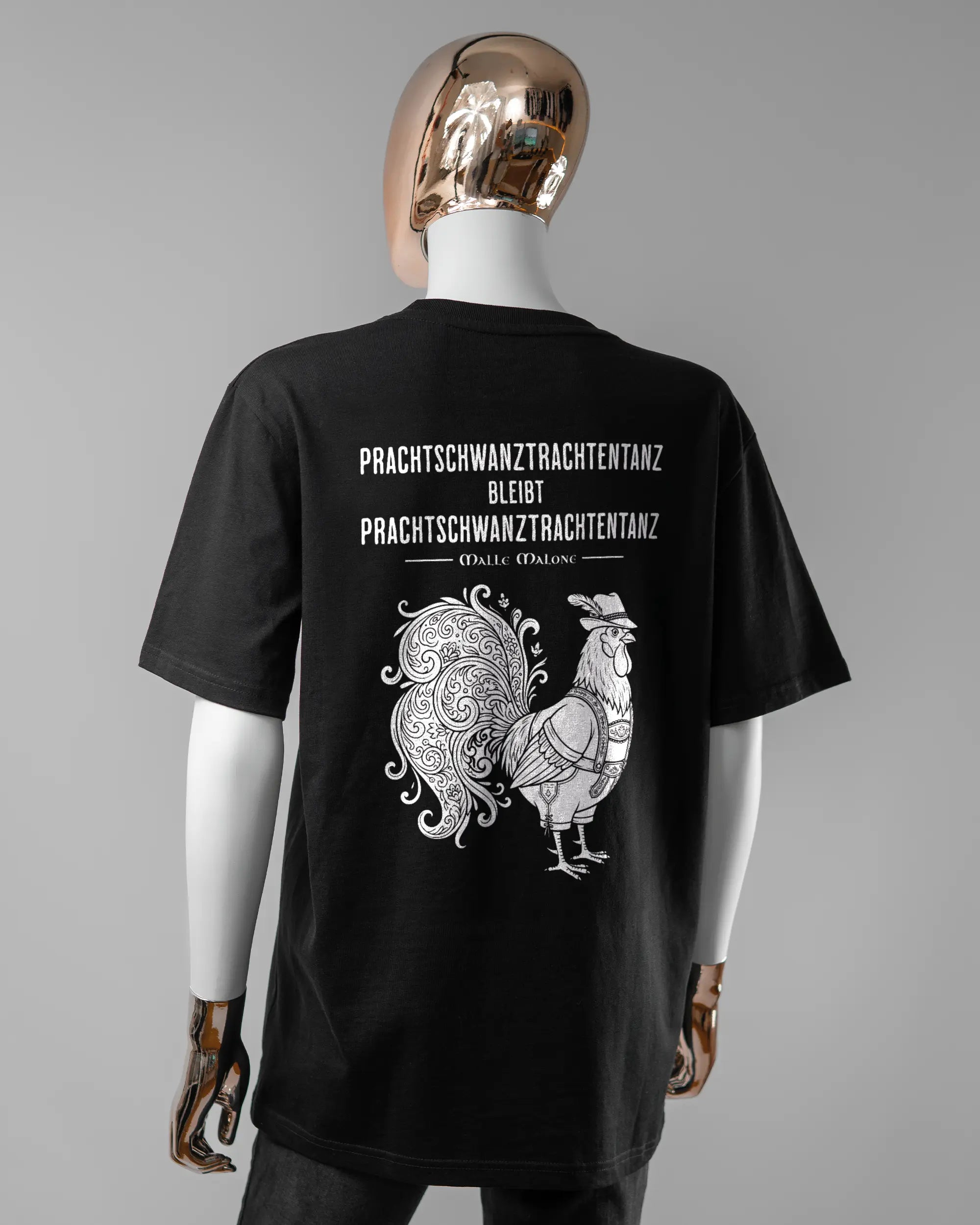 Rückseite des Organic Unisex T-Shirt Relaxed von Maondo mit dem Design Trachtentanz in der Farbe Black und in der Größe S getragen von einer femininen Puppe