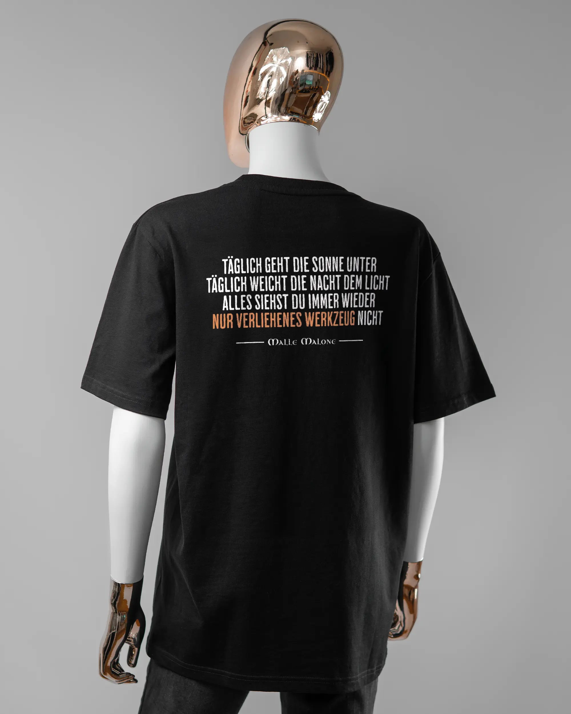 Rückseite des Organic Unisex T-Shirt Relaxed von Maondo mit dem Design Wegzeug in der Farbe Black und in der Größe S getragen von einer femininen Puppe