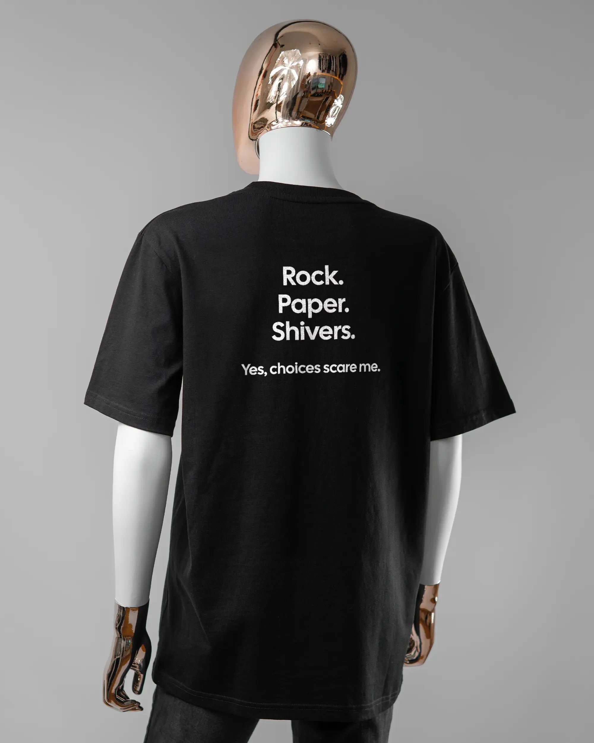 Rückseite des Organic Unisex T-Shirt Relaxed von Maondo mit dem Design Rock Paper Shivers in der Farbe Black und in der Größe S getragen von einer femininen Puppe