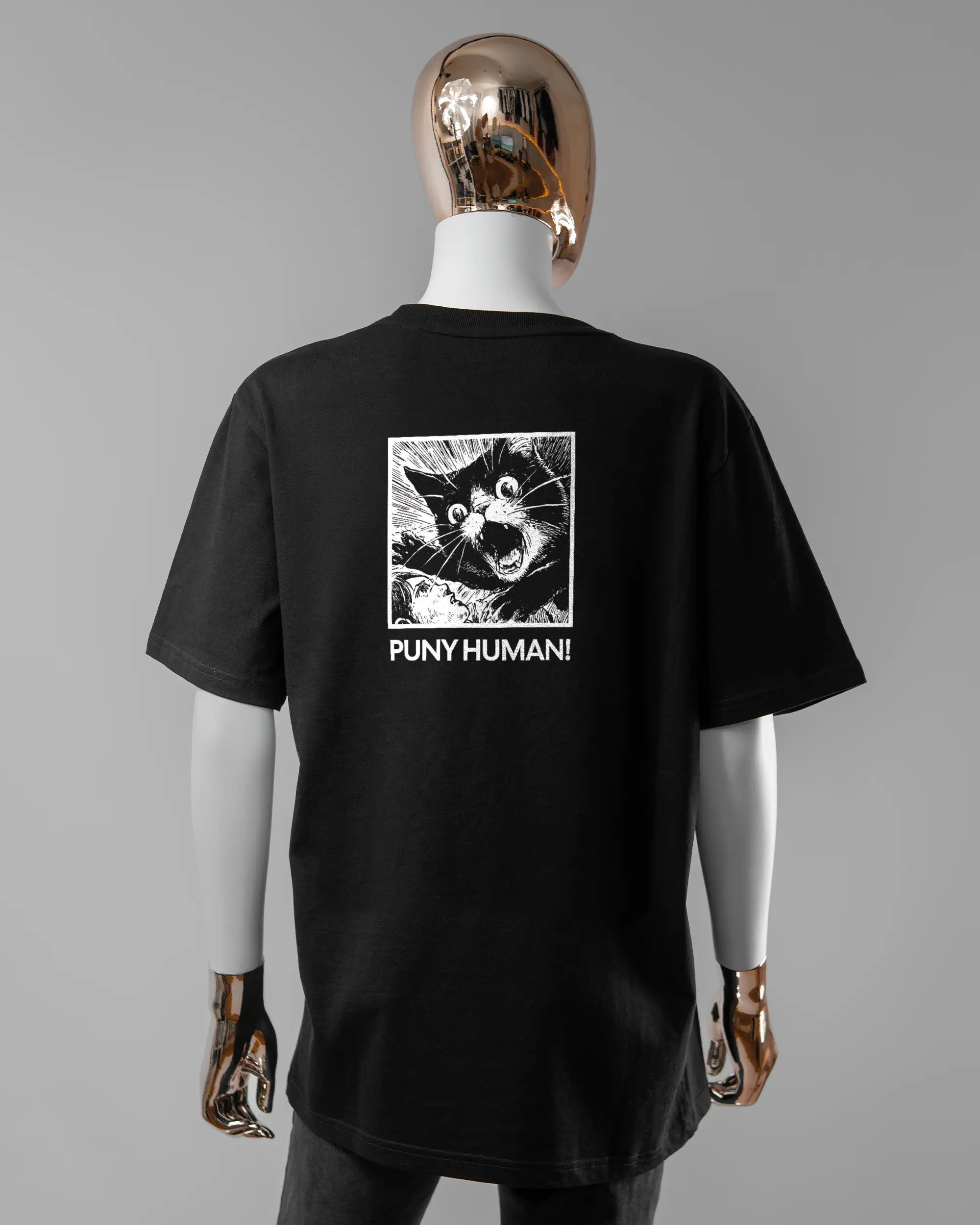 Rückseite des Organic Unisex T-Shirt Relaxed von Maondo mit dem Design Puny Human in der Farbe Black und in der Größe S getragen von einer femininen Puppe