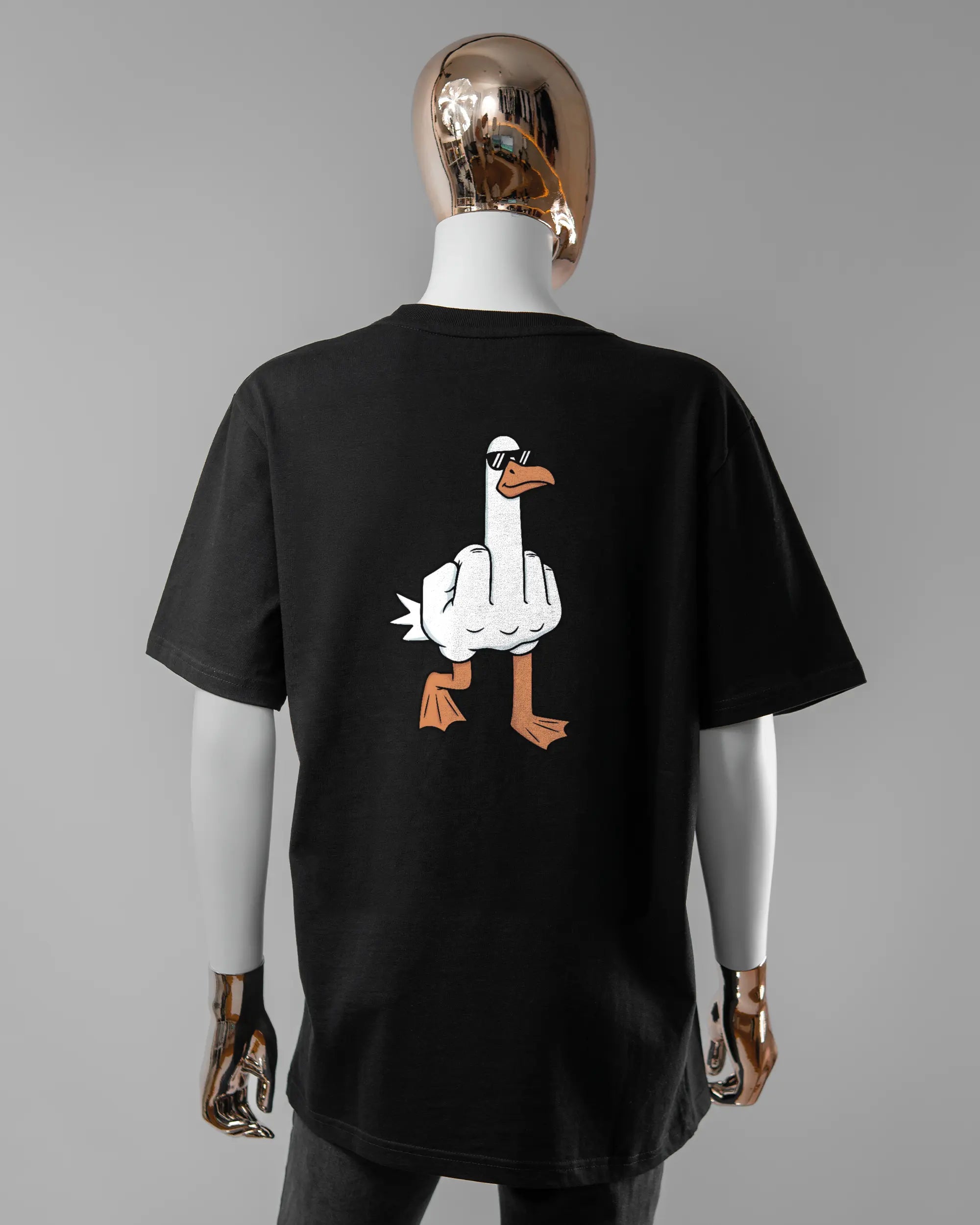 Rückseite des Organic Unisex T-Shirt Relaxed von Maondo mit dem Design I give a duck in der Farbe Black und in der Größe S getragen von einer femininen Puppe