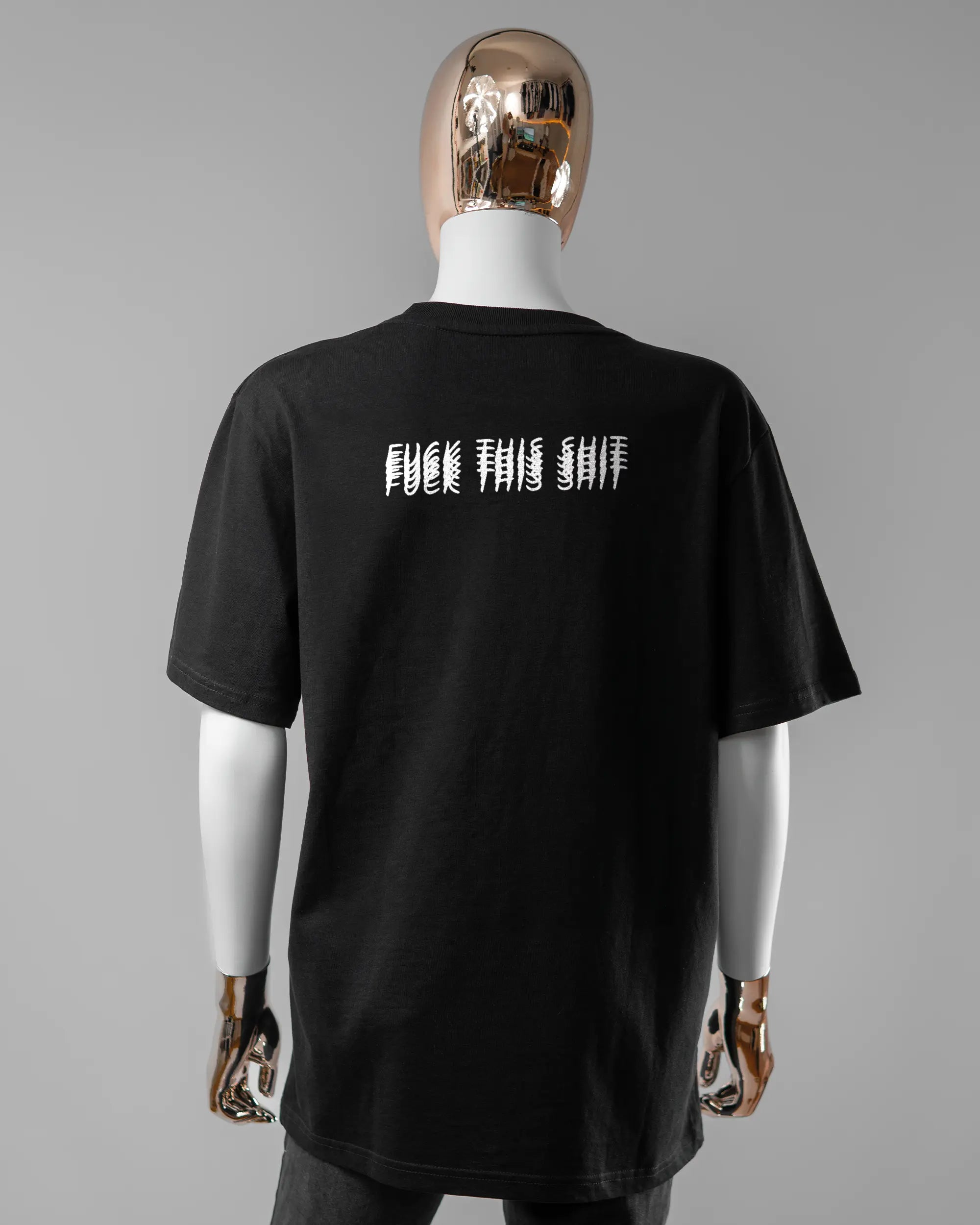 Rückseite des Organic Unisex T-Shirt Relaxed von Maondo mit dem Design Hidden Message in der Farbe Black und in der Größe S getragen von einer femininen Puppe