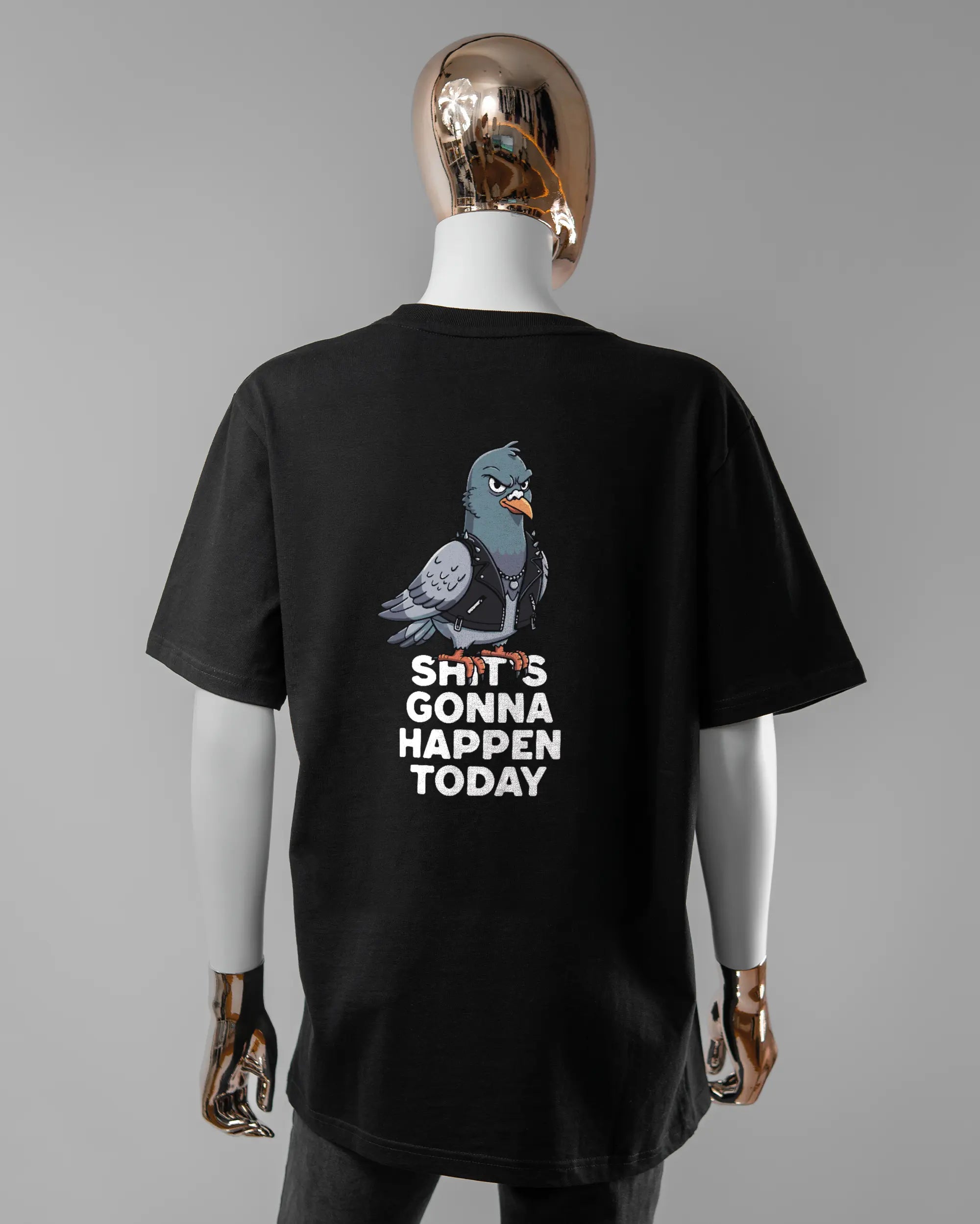 Rückseite des Organic Unisex T-Shirt Relaxed von Maondo mit dem Design Pigeon Pun in der Farbe Black und in der Größe S getragen von einer femininen Puppe