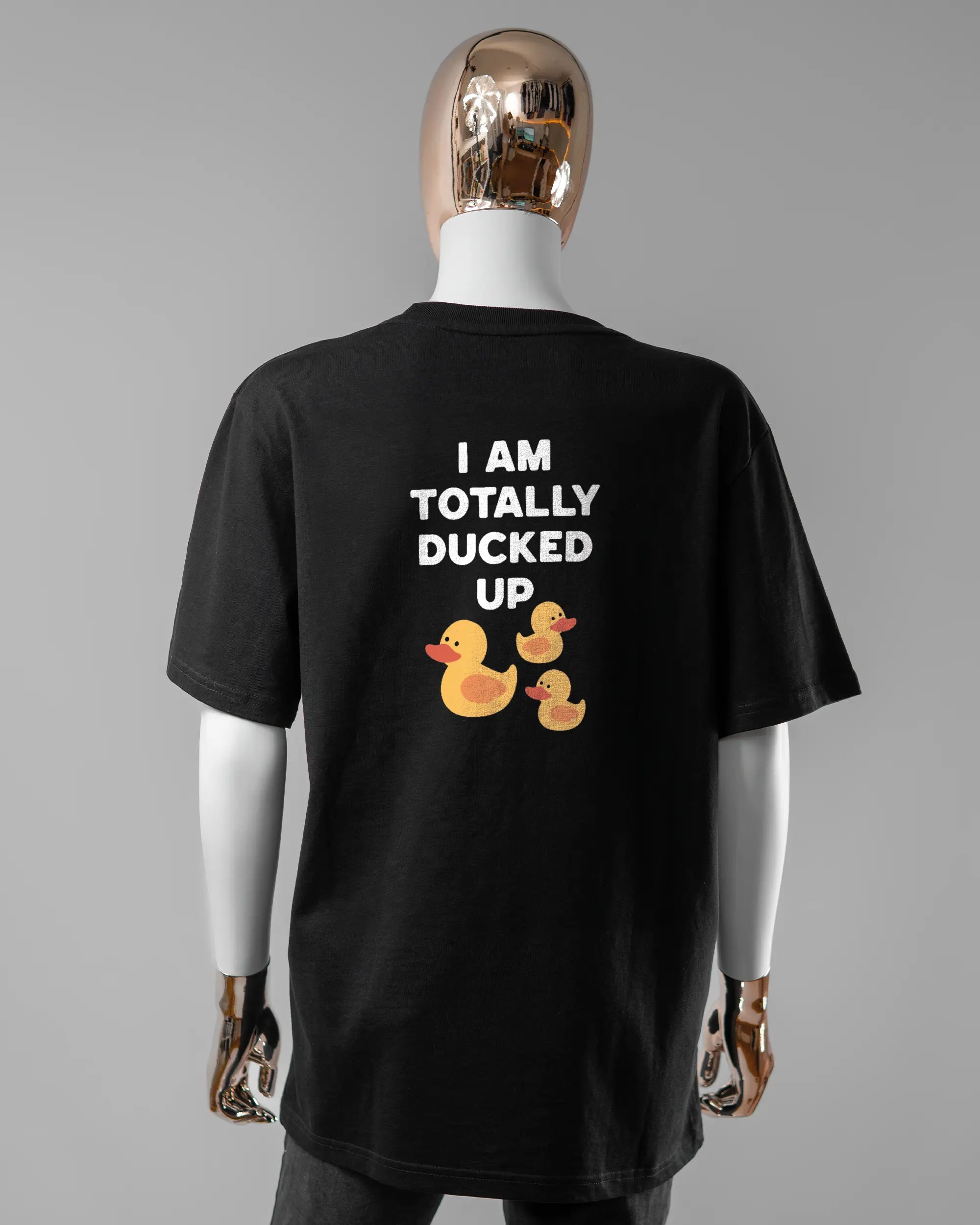 Rückseite des Organic Unisex T-Shirt Relaxed von Maondo mit dem Design Ducked Up in der Farbe Black und in der Größe S getragen von einer femininen Puppe