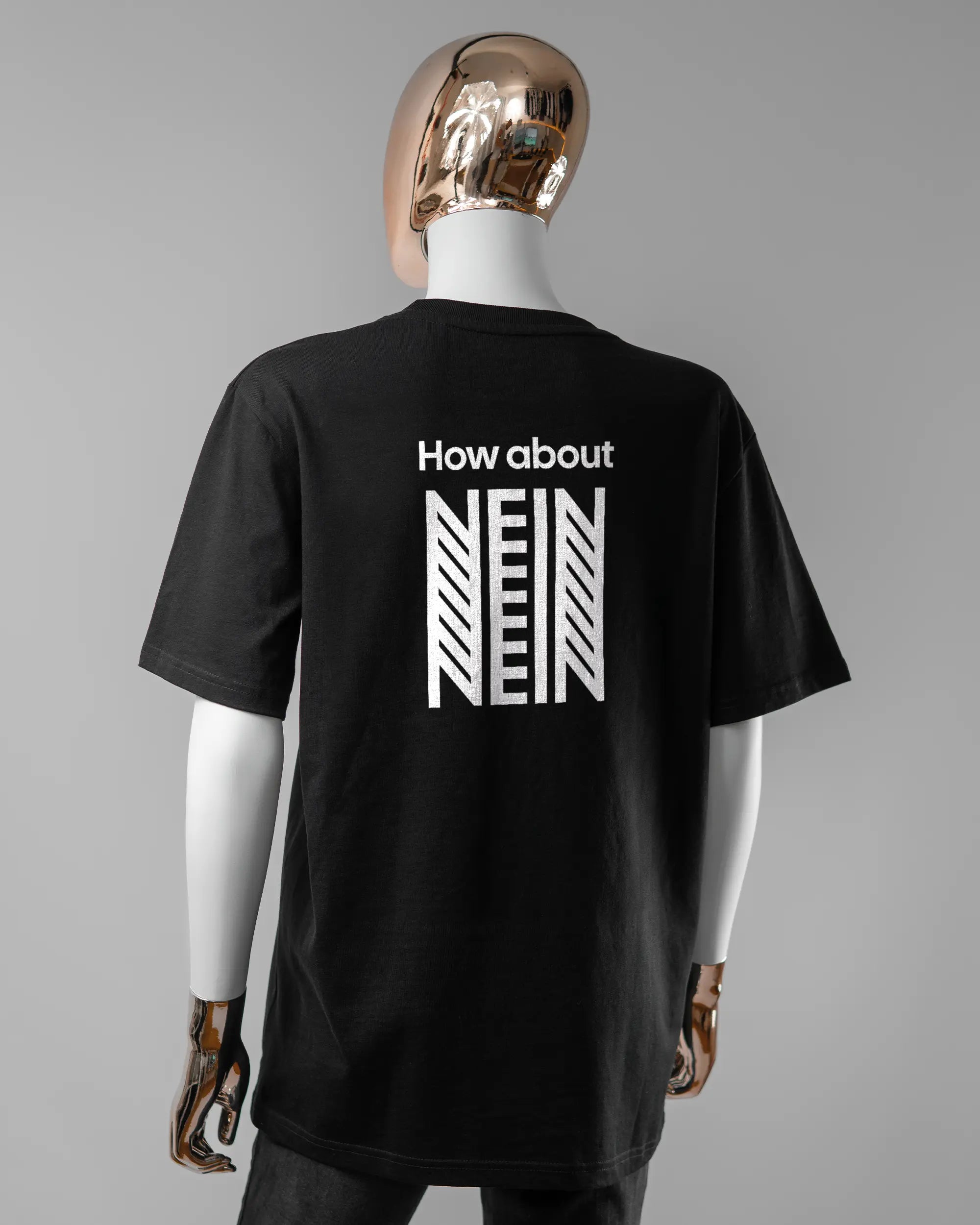 Rückseite des Organic Unisex T-Shirt Relaxed von Maondo mit dem Design How about nein in der Farbe Black und in der Größe S getragen von einer femininen Puppe