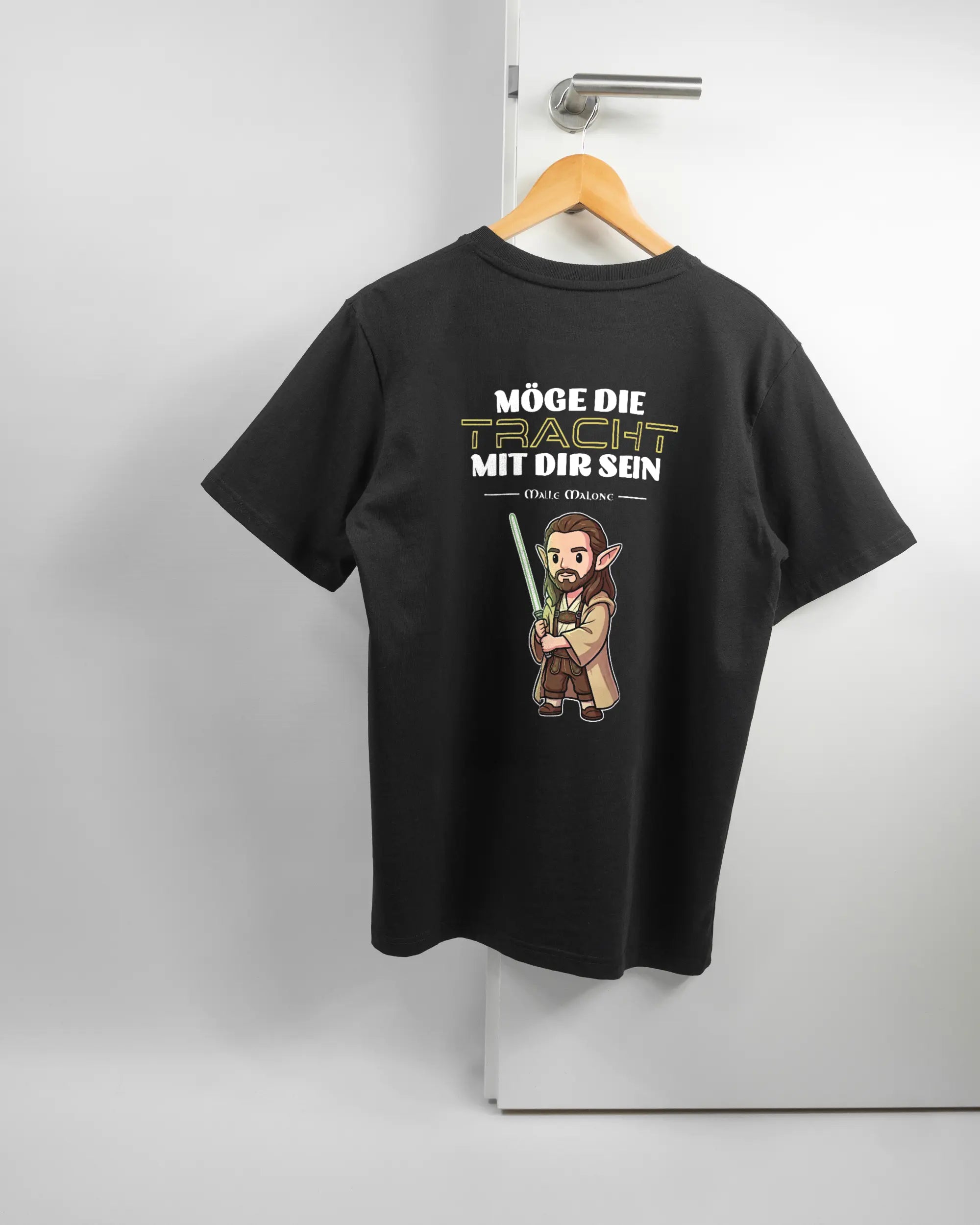 Rückseite des Organic Unisex T-Shirt Relaxed von Maondo mit dem Design Tracht mit dir in der Farbe Black und in der Größe S auf einem Bügel an der Türklinke aufgehängt