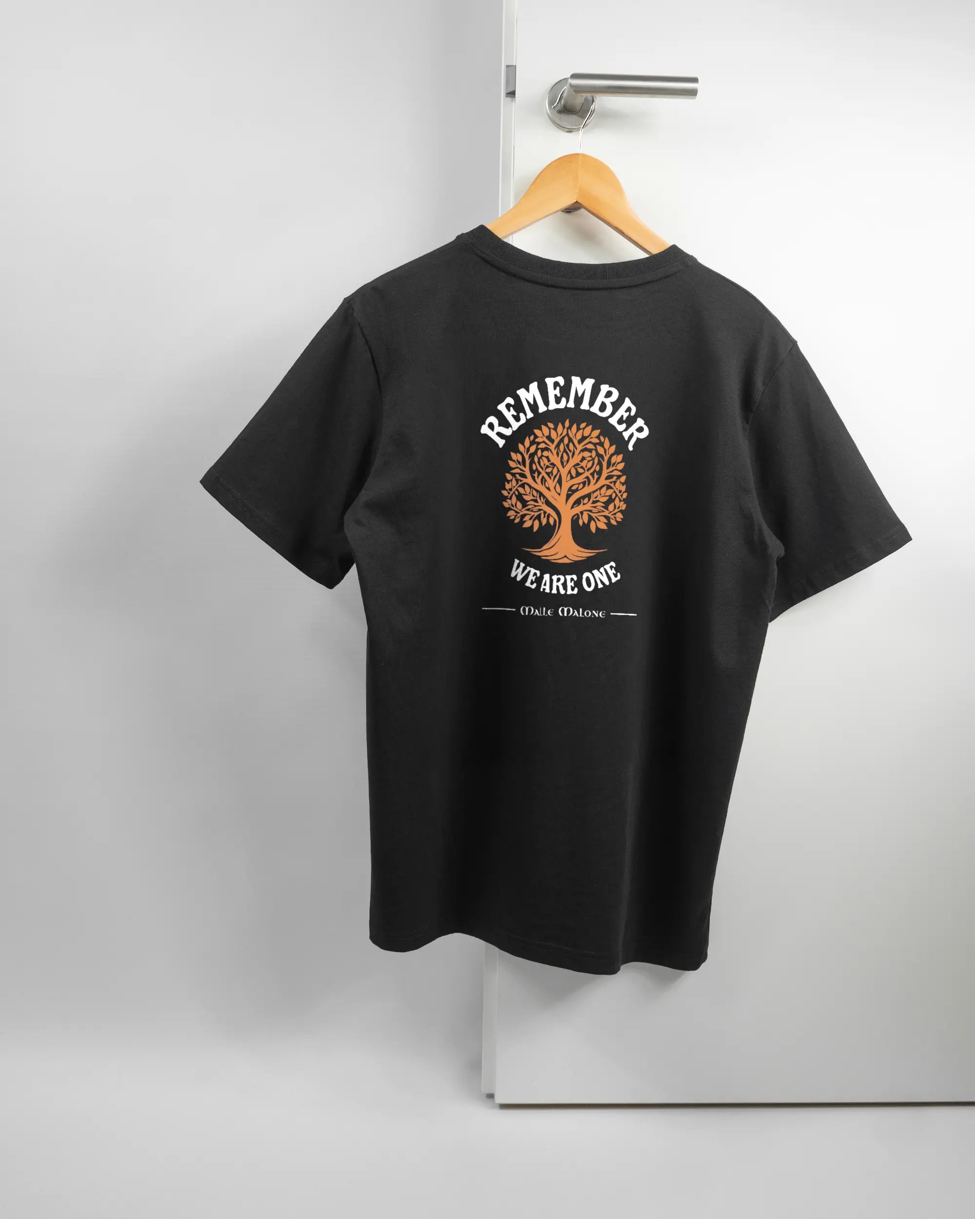 Rückseite des Organic Unisex T-Shirt Relaxed von Maondo mit dem Design We are one in der Farbe Black und in der Größe S auf einem Bügel an der Türklinke aufgehängt