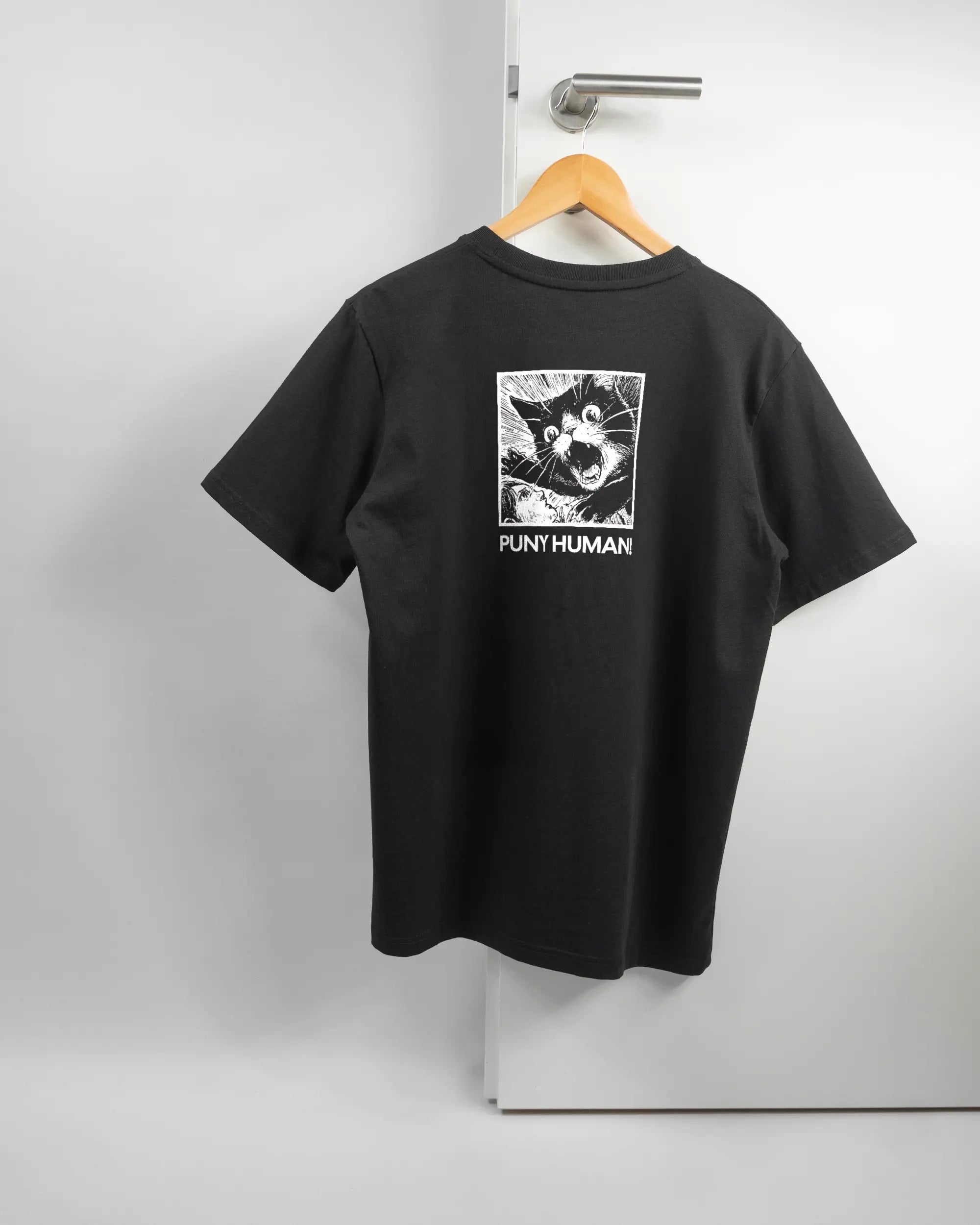 Rückseite des Organic Unisex T-Shirt Relaxed von Maondo mit dem Design Puny Human in der Farbe Black und in der Größe S auf einem Bügel an der Türklinke aufgehängt
