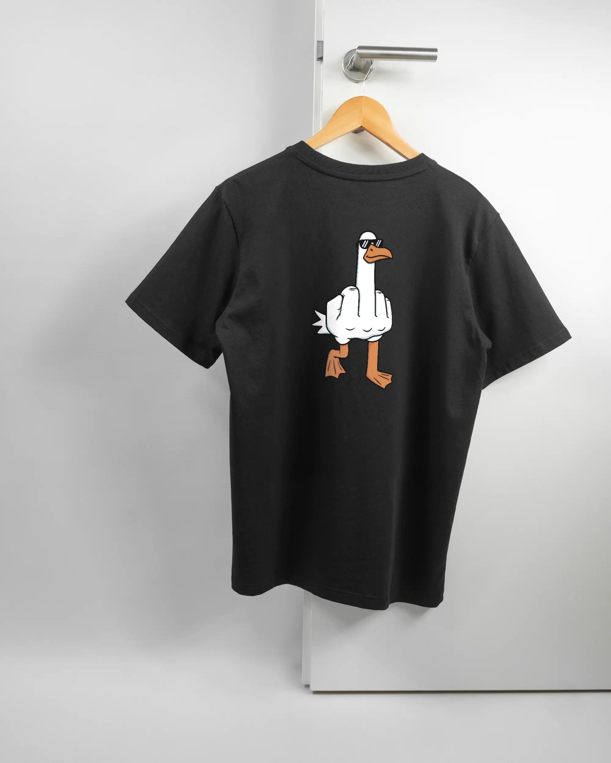 Rückseite des Organic Unisex T-Shirt Relaxed von Maondo mit dem Design I give a duck in der Farbe Black und in der Größe S auf einem Bügel an der Türklinke aufgehängt