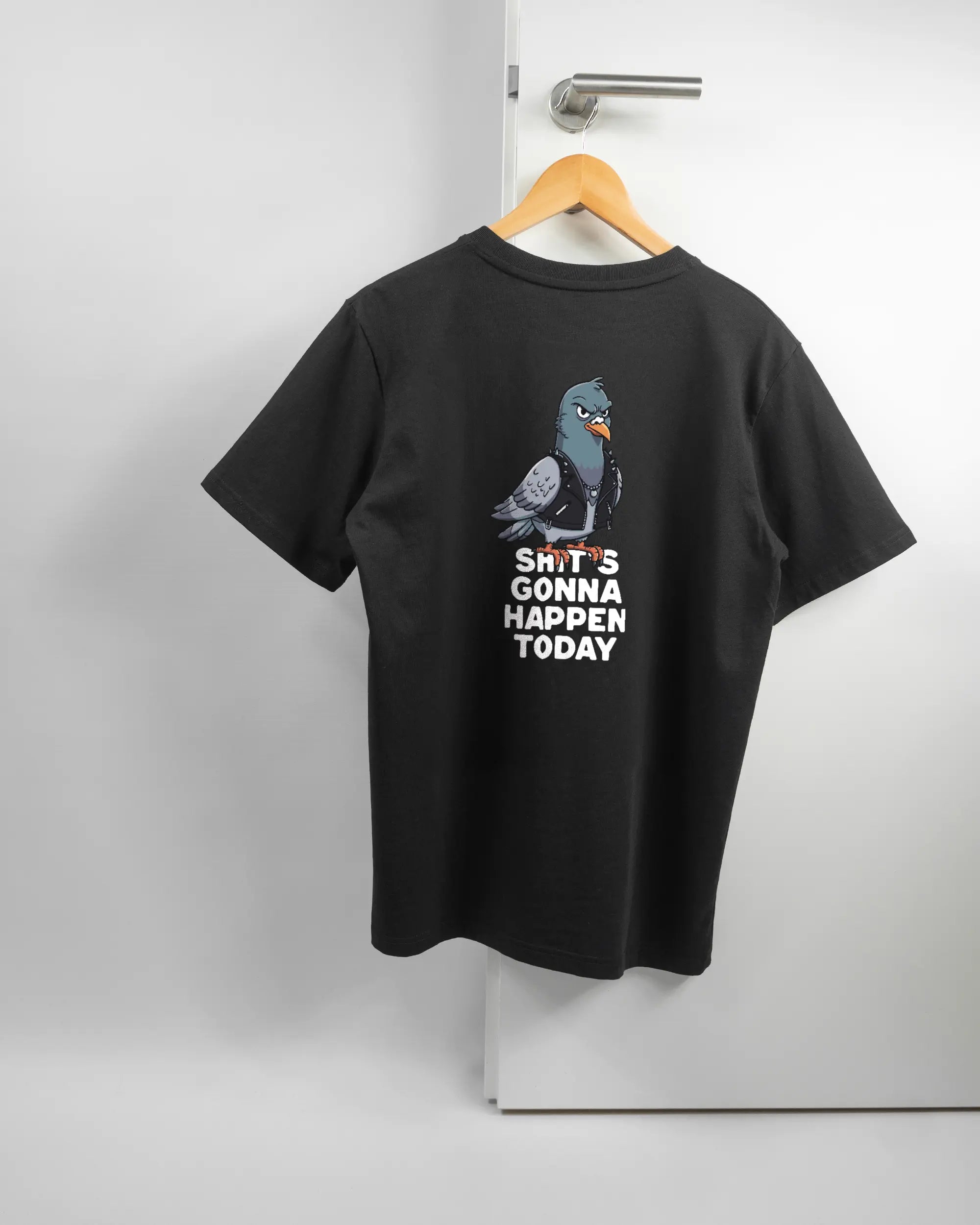 Rückseite des Organic Unisex T-Shirt Relaxed von Maondo mit dem Design Pigeon Pun in der Farbe Black und in der Größe S auf einem Bügel an der Türklinke aufgehängt