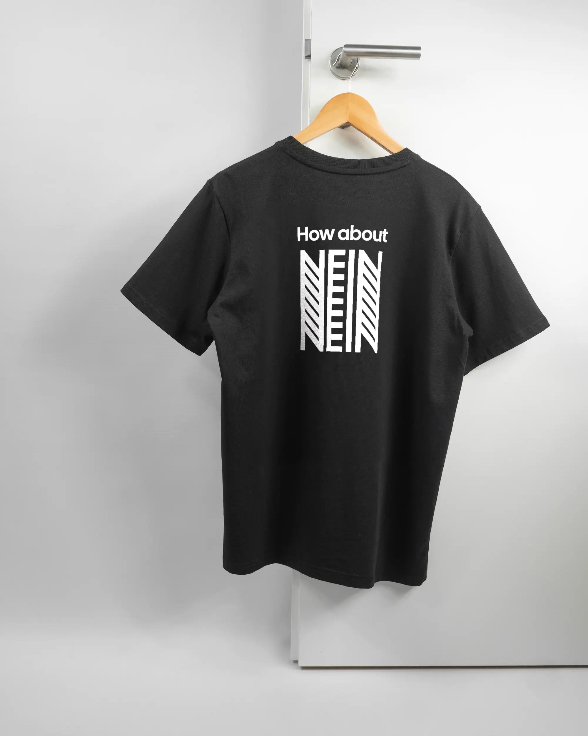 Rückseite des Organic Unisex T-Shirt Relaxed von Maondo mit dem Design How about nein in der Farbe Black und in der Größe S auf einem Bügel an der Türklinke aufgehängt