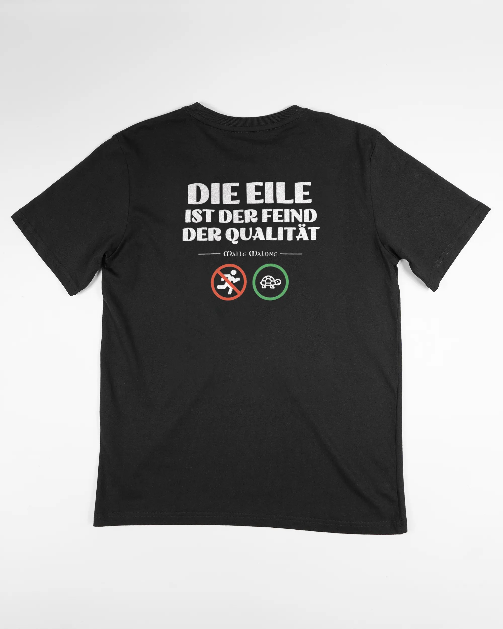 Rückseite des Organic Unisex T-Shirt Relaxed von Maondo mit dem Design Keine Eile in der Farbe Black und in der Größe S flach auf den Boden gelegt