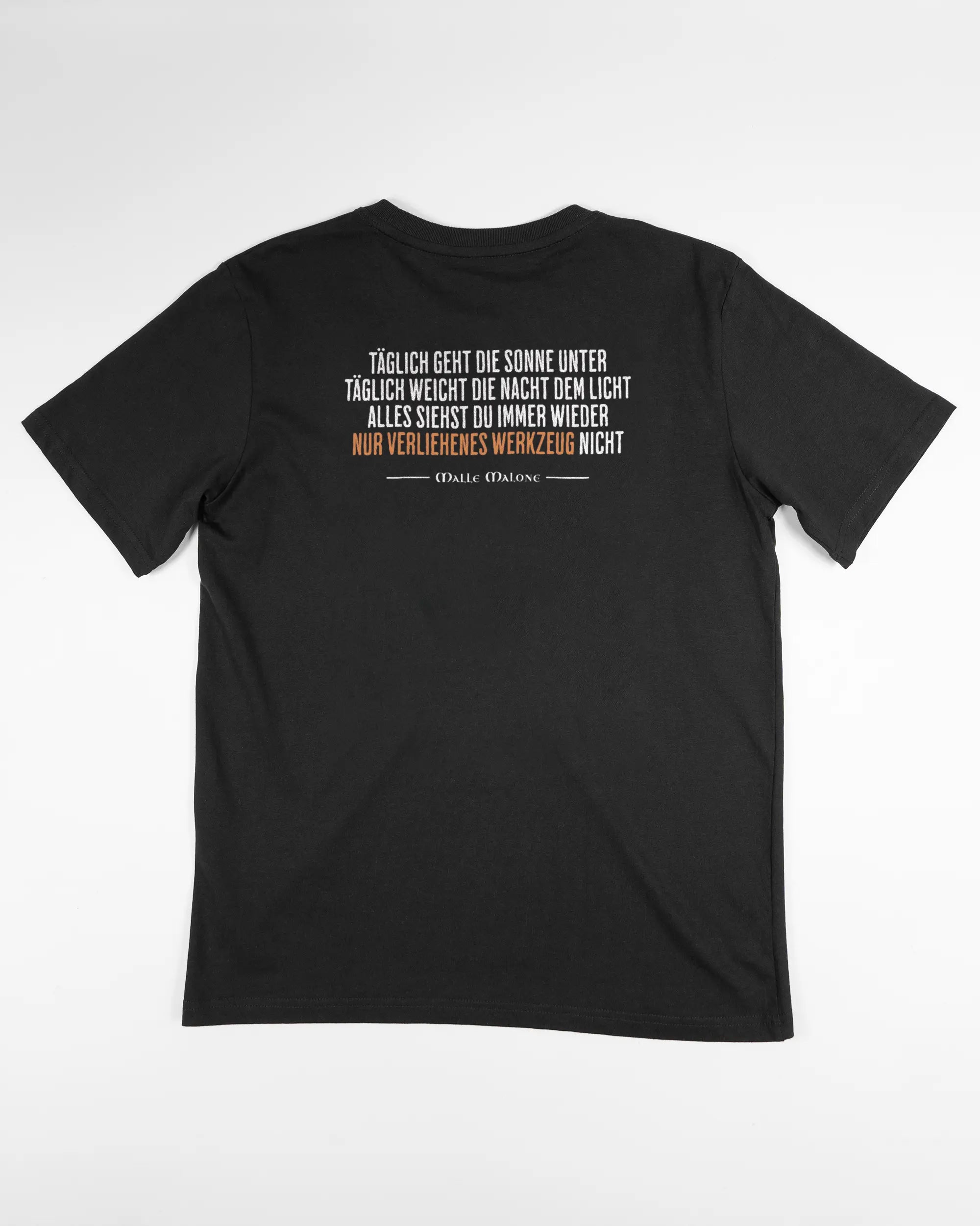 Rückseite des Organic Unisex T-Shirt Relaxed von Maondo mit dem Design Wegzeug in der Farbe Black und in der Größe S flach auf den Boden gelegt