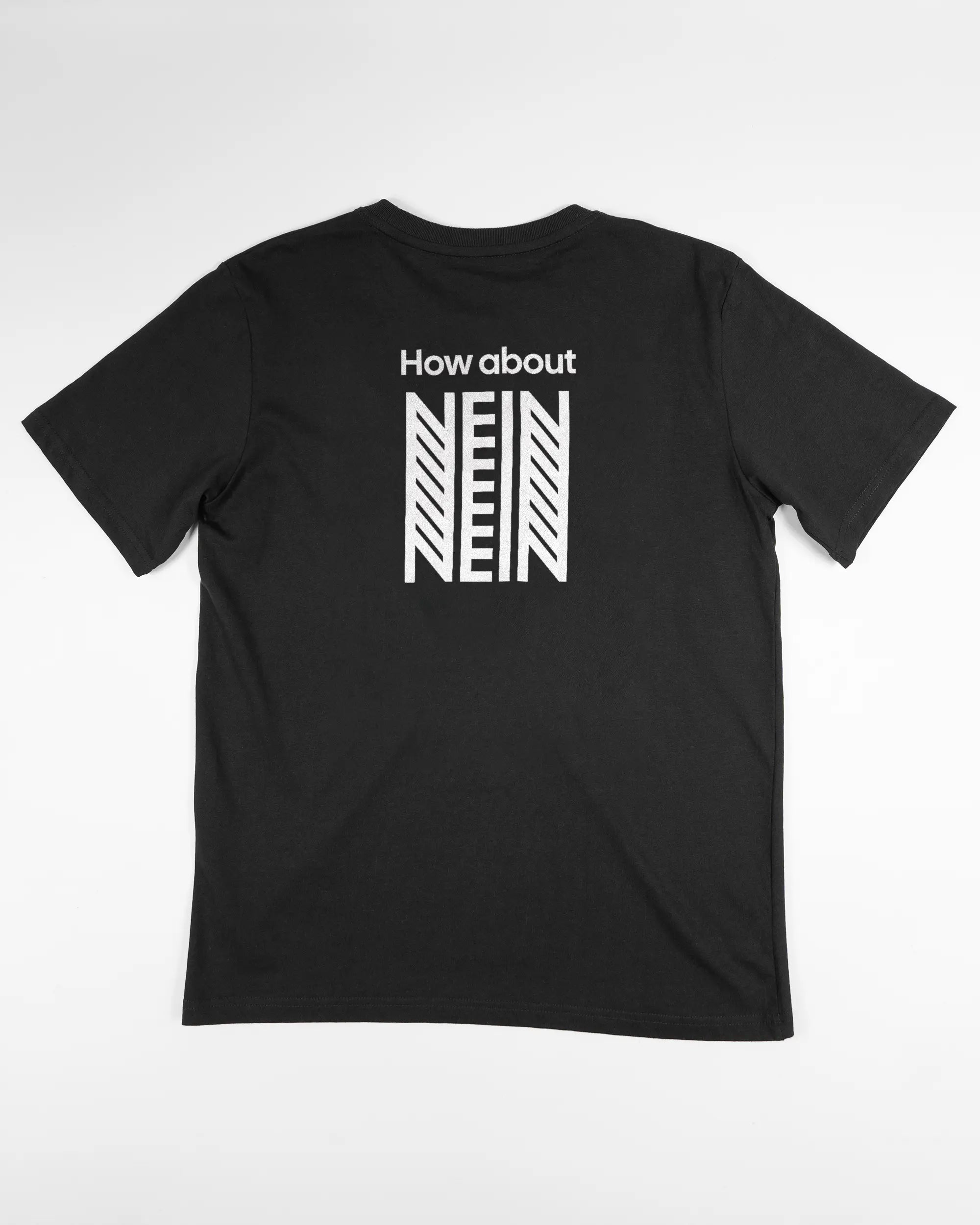 Rückseite des Organic Unisex T-Shirt Relaxed von Maondo mit dem Design How about nein in der Farbe Black und in der Größe S flach auf den Boden gelegt