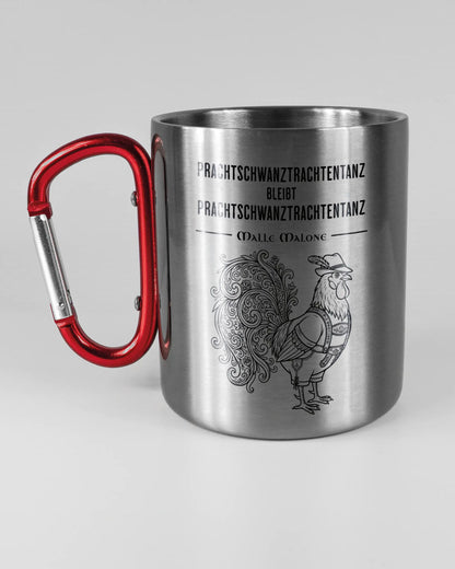 Titelbild, das die linke Seite der beidseitig bedruckten Edelstahltasse von Maondo mit dem Design Trachtentanz in der Farbe Metallic-Red auf einem Holztisch zeigt
