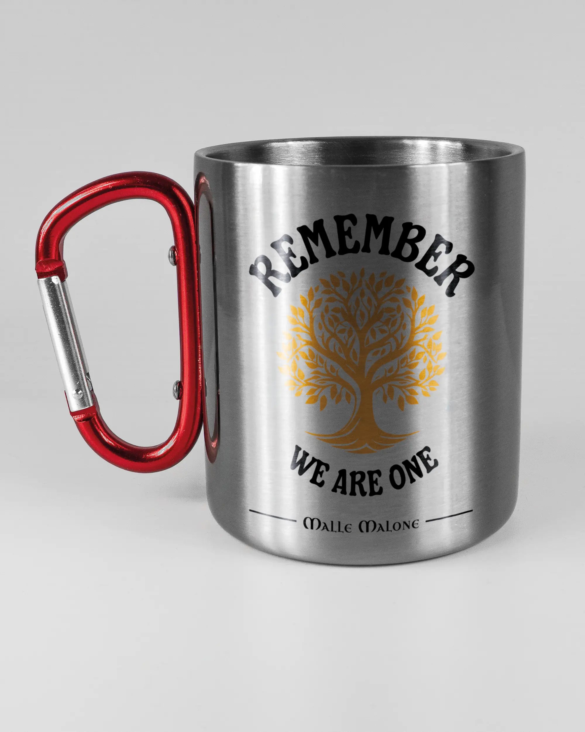 Titelbild, das die linke Seite der beidseitig bedruckten Edelstahltasse von Maondo mit dem Design We are one in der Farbe Metallic-Red auf einem Holztisch zeigt