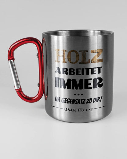 Titelbild, das die linke Seite der beidseitig bedruckten Edelstahltasse von Maondo mit dem Design Holzarbeit in der Farbe Metallic-Red auf einem Holztisch zeigt