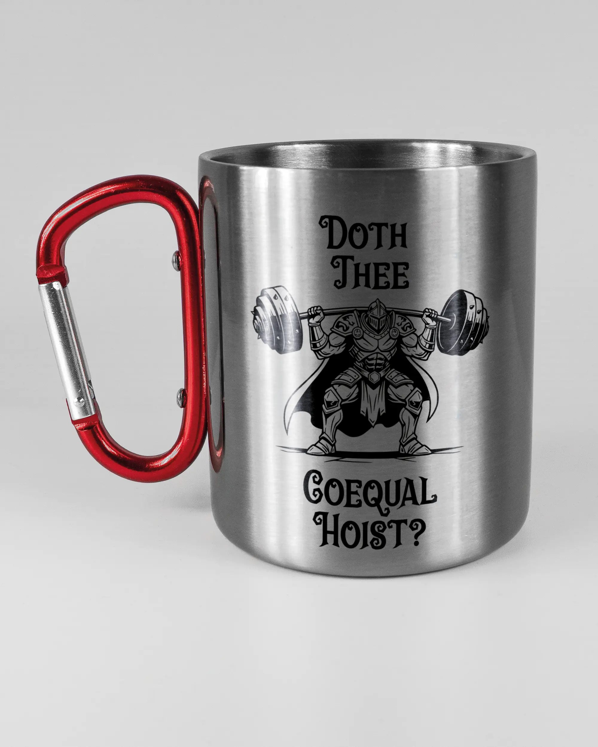 Titelbild, das die linke Seite der beidseitig bedruckten Edelstahltasse von Maondo mit dem Design Hoist Mode in der Farbe Metallic-Red auf einem Holztisch zeigt