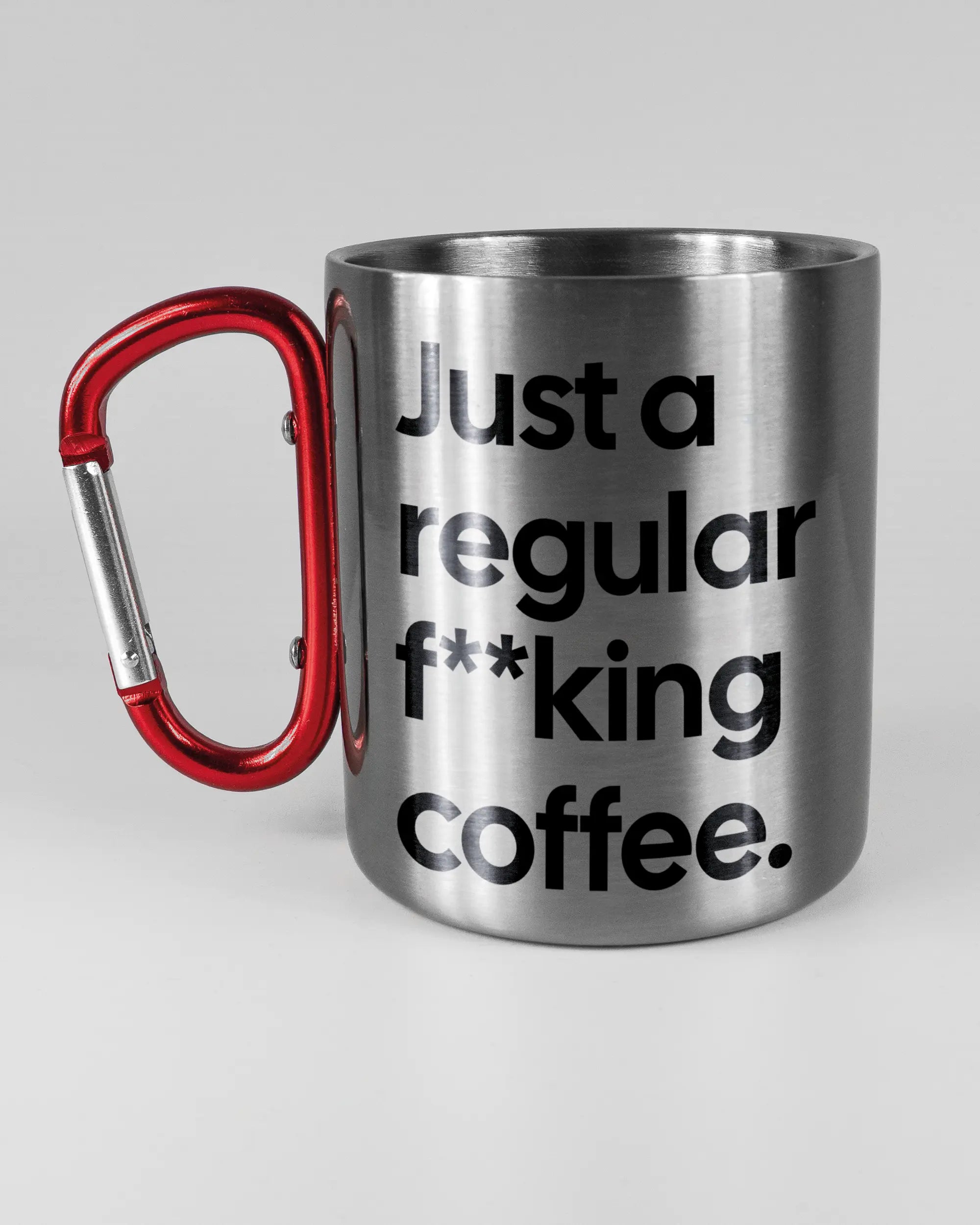 Titelbild, das die linke Seite der beidseitig bedruckten Edelstahltasse von Maondo mit dem Design Regular Coffee in der Farbe Metallic-Red auf einem Holztisch zeigt