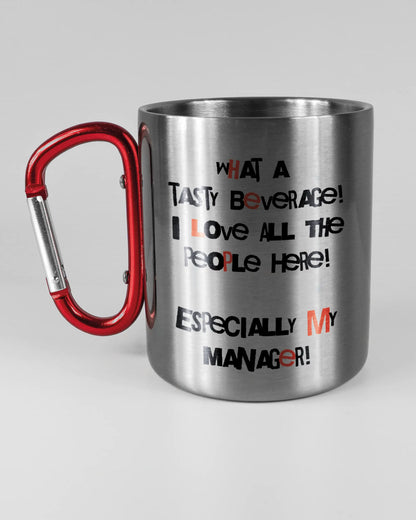 Titelbild, das die linke Seite der beidseitig bedruckten Edelstahltasse von Maondo mit dem Design Help me in der Farbe Metallic-Red auf einem Holztisch zeigt