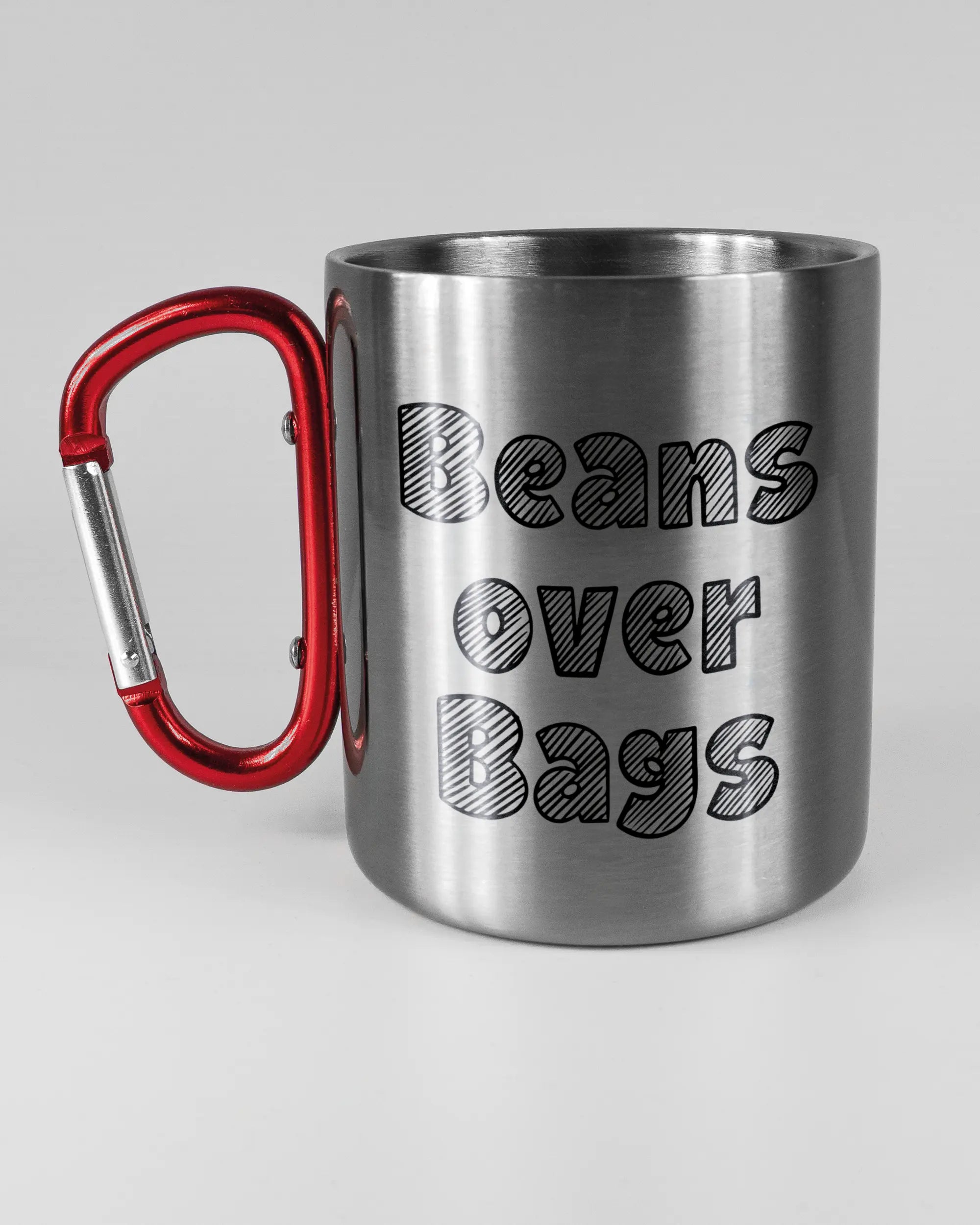 Titelbild, das die linke Seite der beidseitig bedruckten Edelstahltasse von Maondo mit dem Design Beans over Bags in der Farbe Metallic-Red auf einem Holztisch zeigt