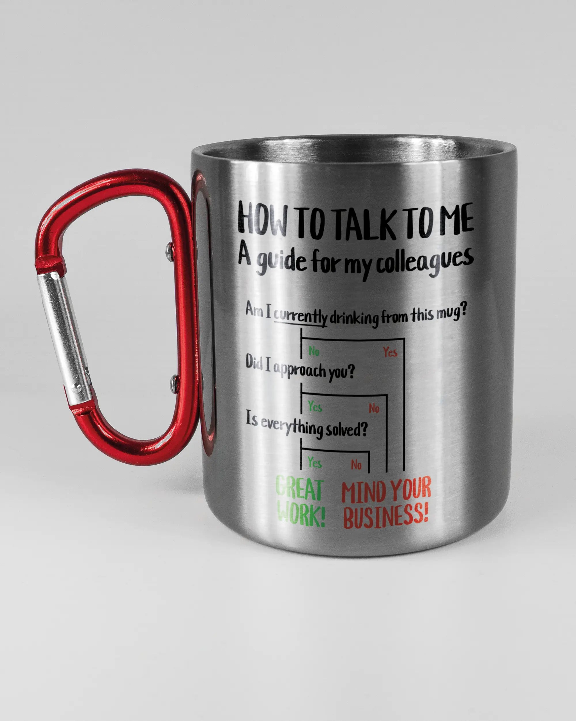 Titelbild, das die linke Seite der beidseitig bedruckten Edelstahltasse von Maondo mit dem Design Colleagues Guide in der Farbe Metallic-Red auf einem Holztisch zeigt