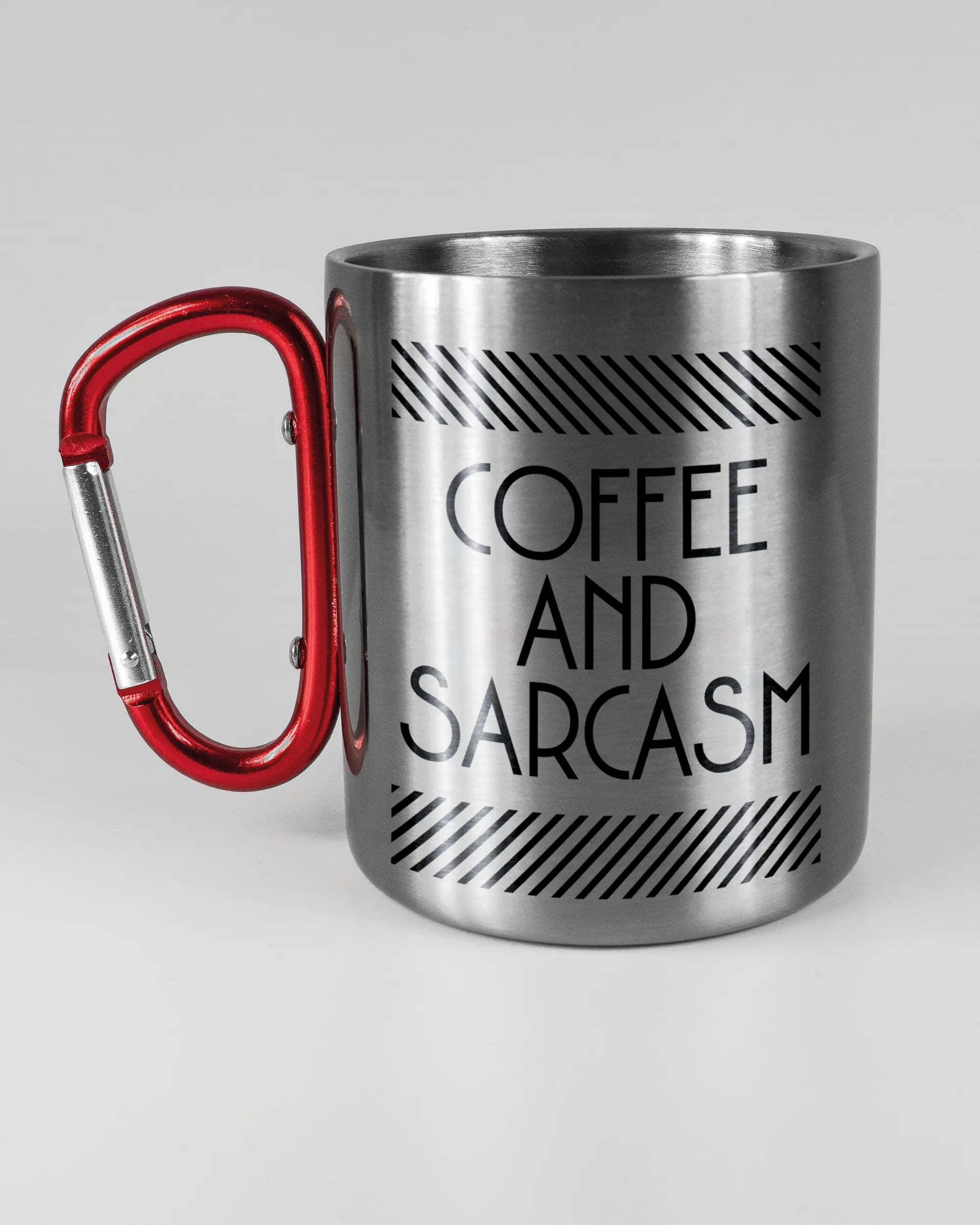 Titelbild, das die linke Seite der beidseitig bedruckten Edelstahltasse von Maondo mit dem Design Sarcastic Cup in der Farbe Metallic-Red auf einem Holztisch zeigt