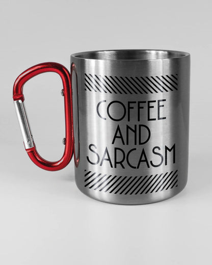 Titelbild, das die linke Seite der beidseitig bedruckten Edelstahltasse von Maondo mit dem Design Sarcastic Cup in der Farbe Metallic-Red auf einem Holztisch zeigt