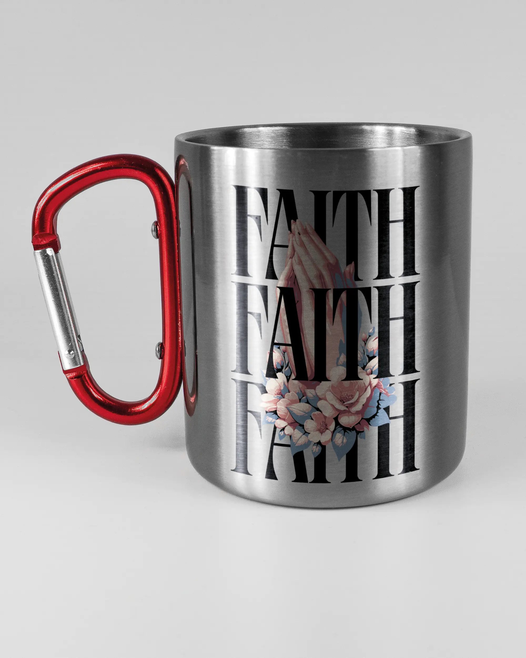 Titelbild, das die linke Seite der beidseitig bedruckten Edelstahltasse von Maondo mit dem Design Faith X3 in der Farbe Metallic-Red auf einem Holztisch zeigt