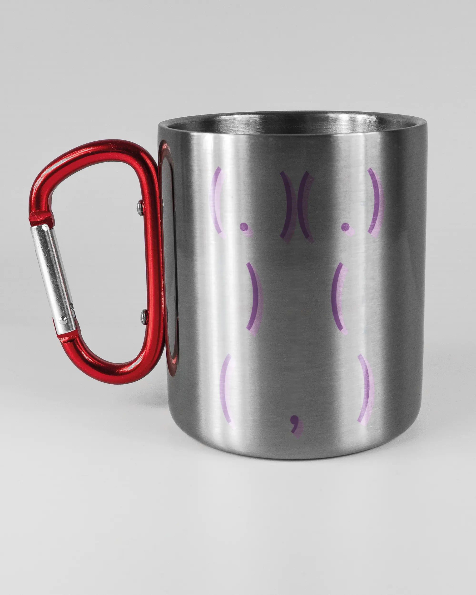 Titelbild, das die linke Seite der beidseitig bedruckten Edelstahltasse von Maondo mit dem Design Body Language in der Farbe Metallic-Red auf einem Holztisch zeigt